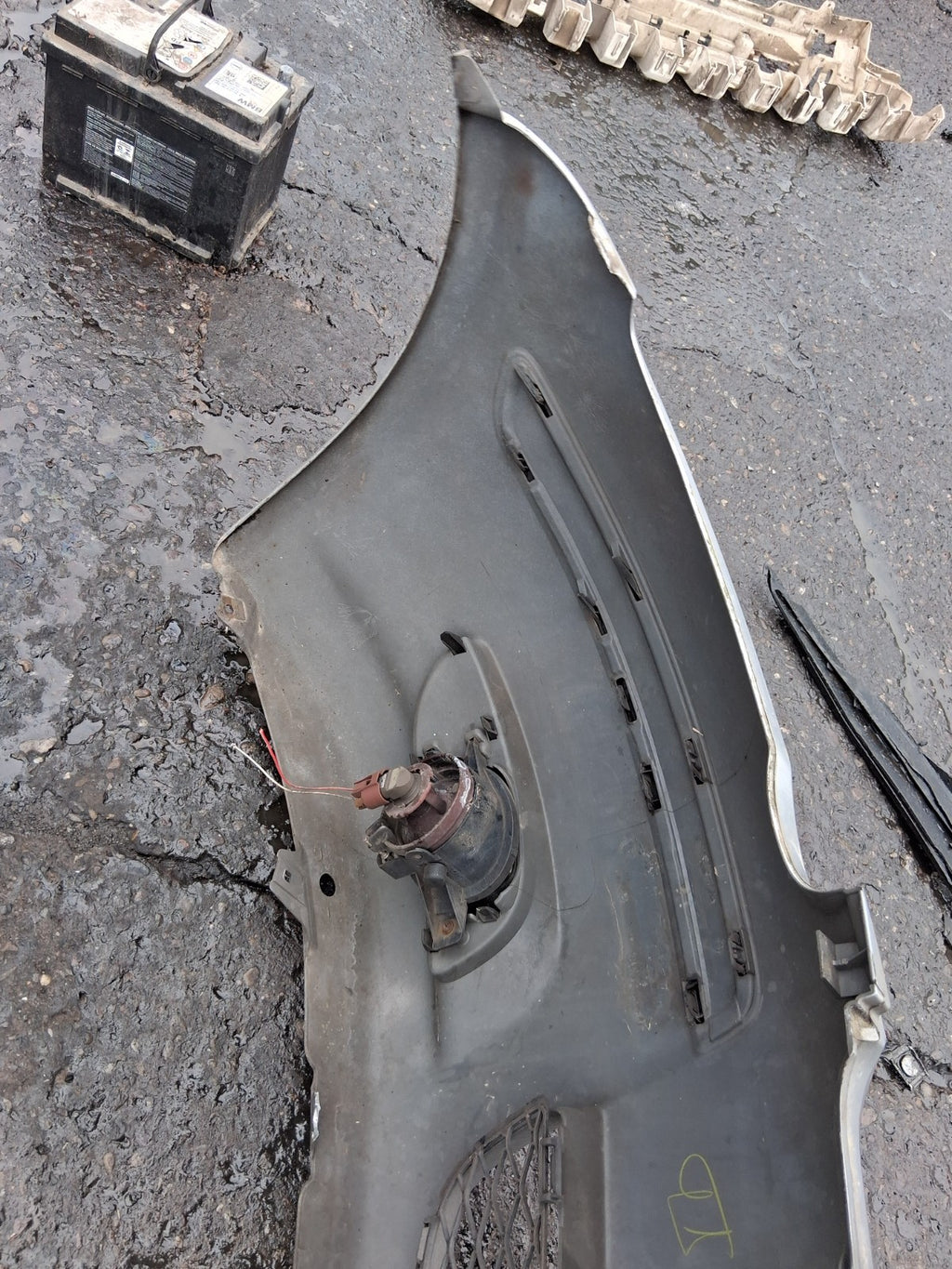 2004 TOYOTA YARIS MK1 COMPLETE FRONT BUMPER FOG LIGHTS GRILL SILVER