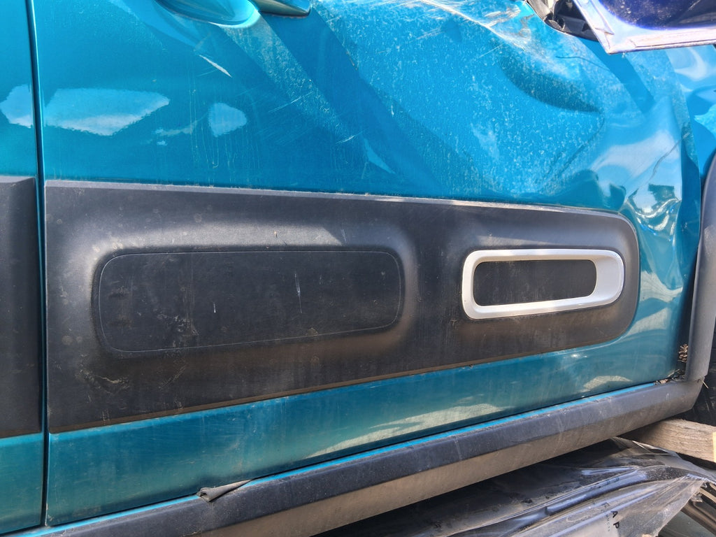 2023 CITREOEN C3 MK3 OSF DRIVER SIDE FRONT DOOR LOWER MOULDING TRIM