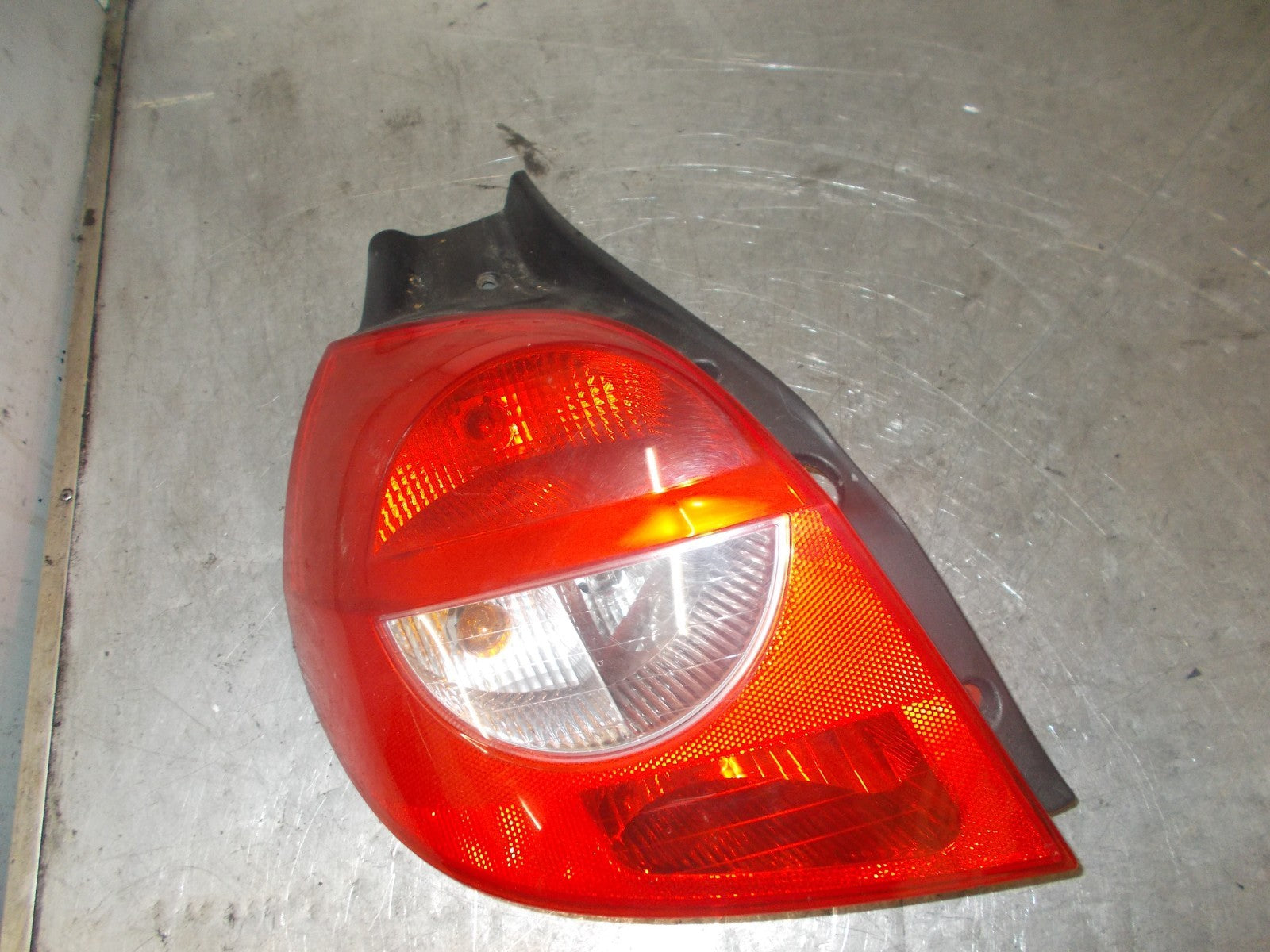 RENAULT CLIO 2007 NSR PASSENGER SIDE REAR LIGHT TAIL LIGHT 89035079