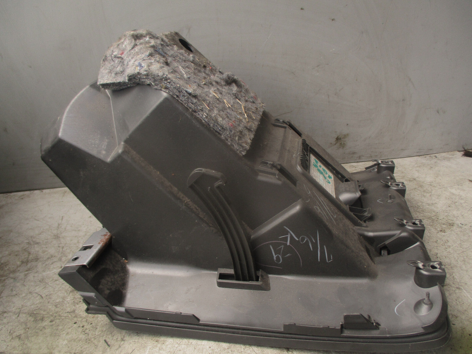 2013 NISSAN CUBE PASSENGER SIDE GLOVE BOX