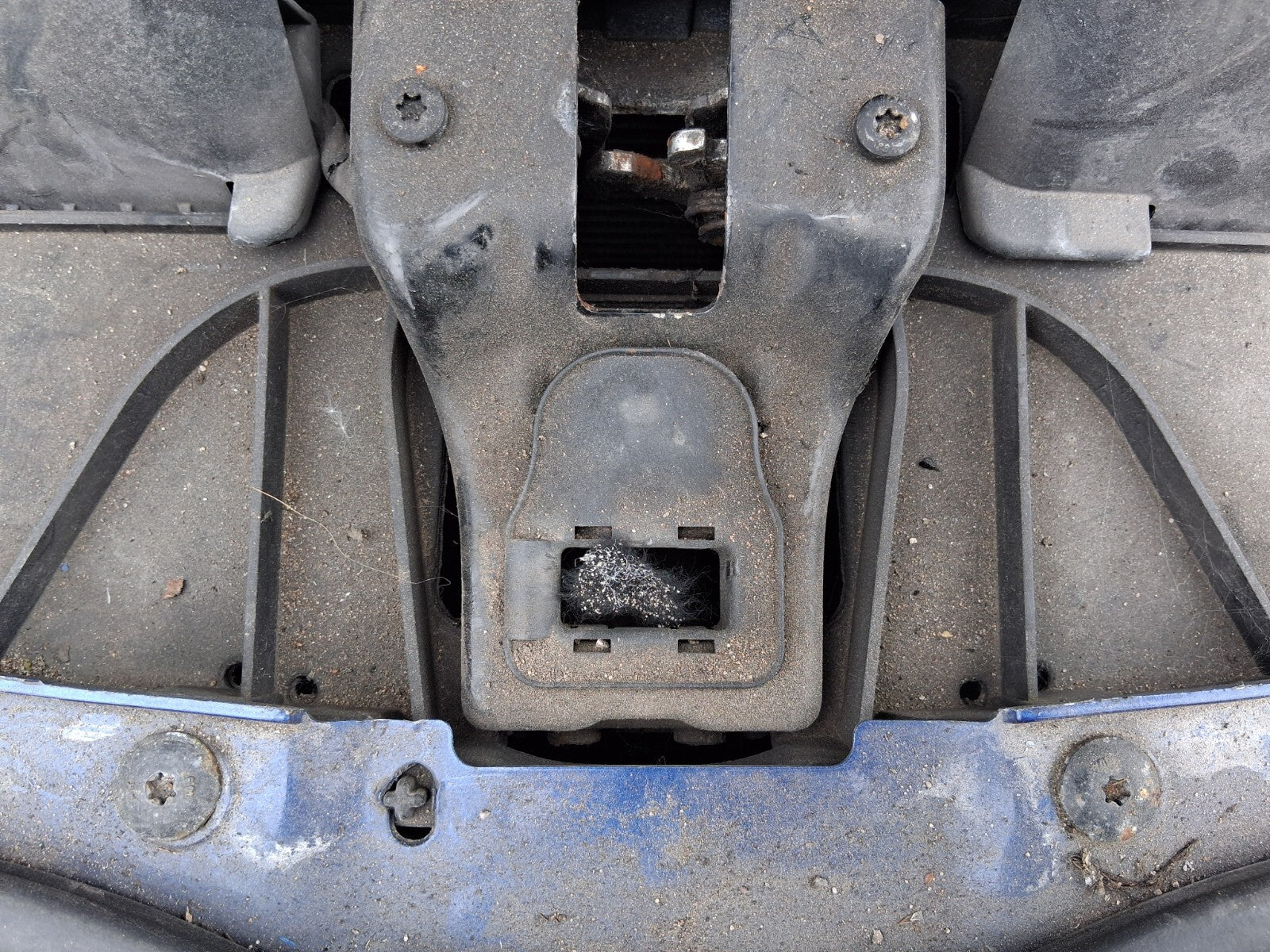 2011 BMW 1 SERIES BONNET LOCK CATCH MECHANISM