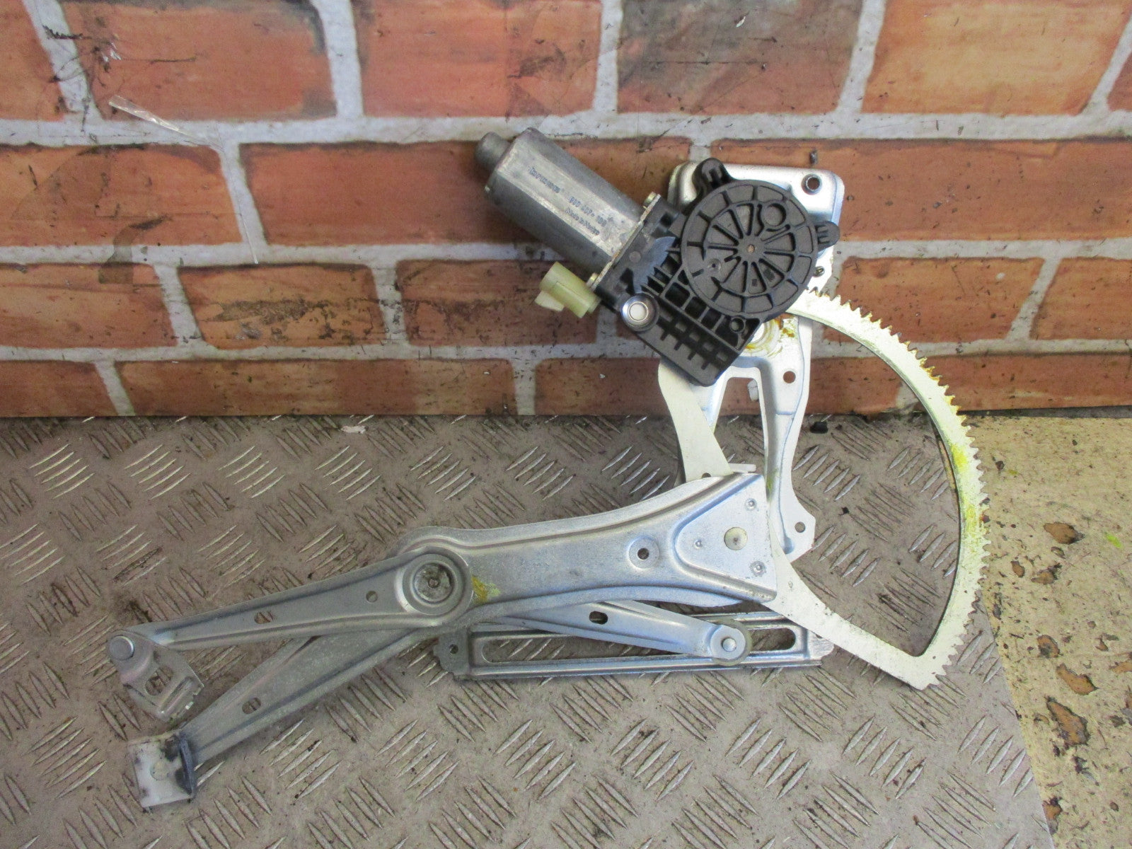 02-05 MERCEDES-BENZ ML W163 NS FRONT LEFT WINDOW MOTOR & MECHANISM 990407100