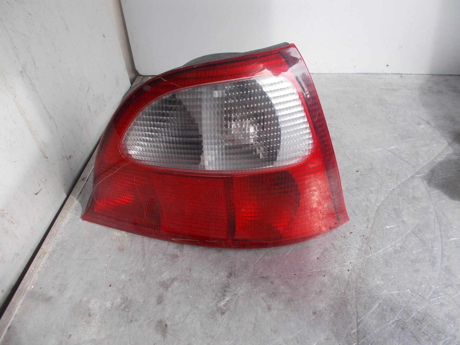 ROVER M.G OS/ DRIVER SIDE REAR LIGHT F001802R028102