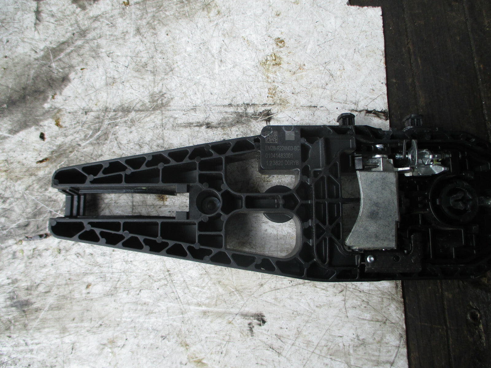 FORD GALAXY MK4 2020 NS PASSENGER DOOR HANDLE BRACKET ASSEMBLY EM2B-R224N03-BC