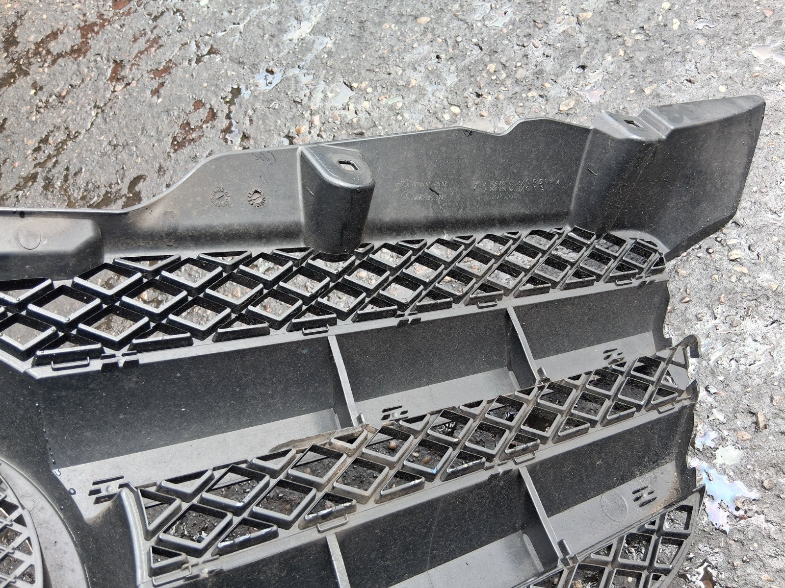 2015 MERCEDES BENZ SPRINTER W907 FRONT BUMPER CENTRE MAIN GRILL A9068800385