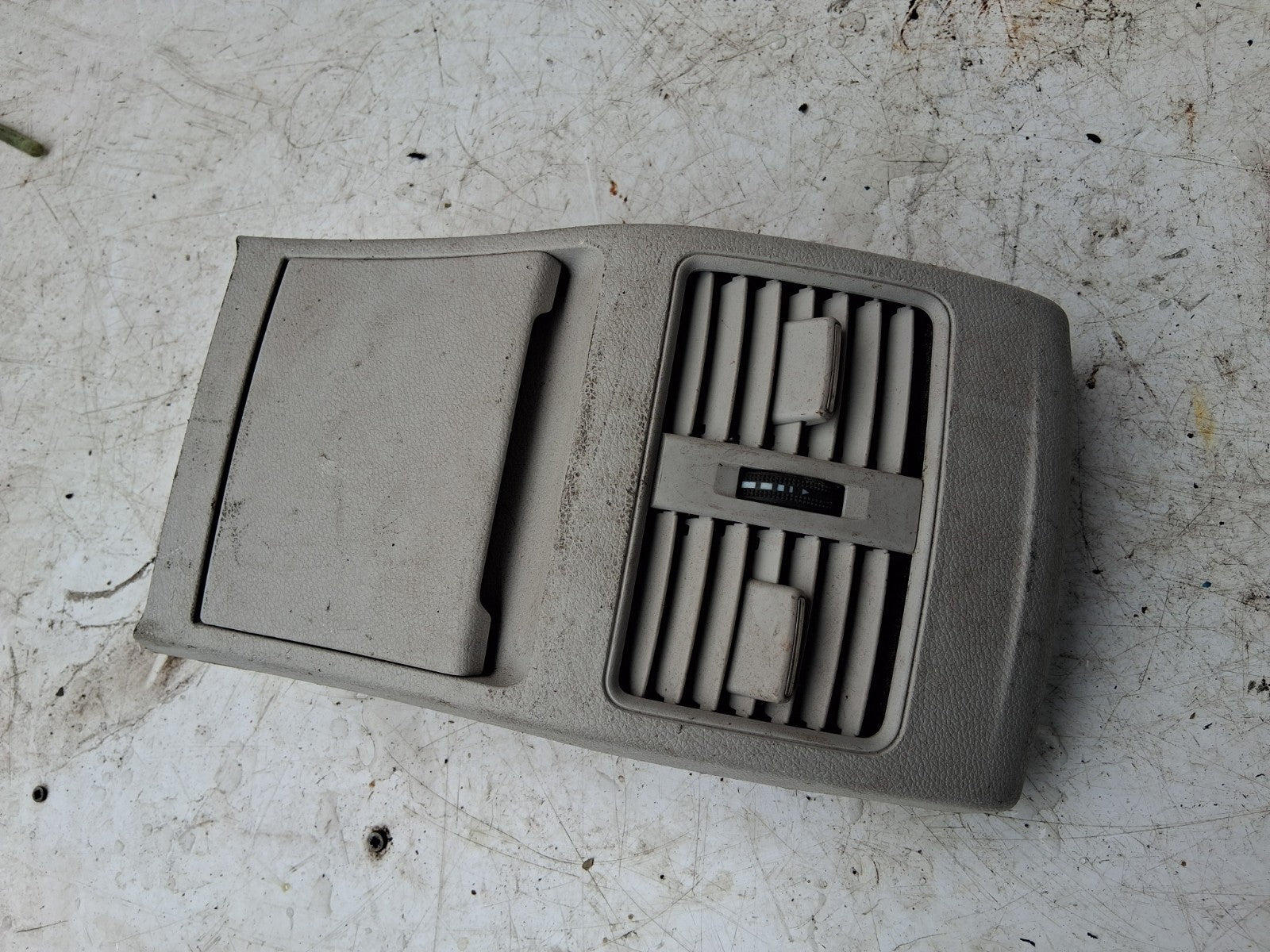 2016 MERCEDES BENZ CLA C117 REAR CENTER CONSOLE BOTH AIRVENTS A2468300502