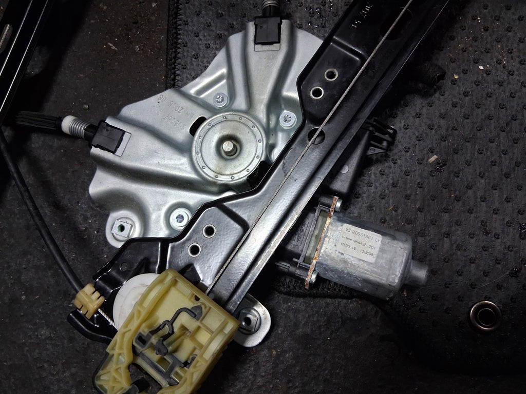 2018 VAUXHALL ZAFIRA C NSF PASSENGER SIDE FRONT WINDOW MOTOR REGULATOR 2095158