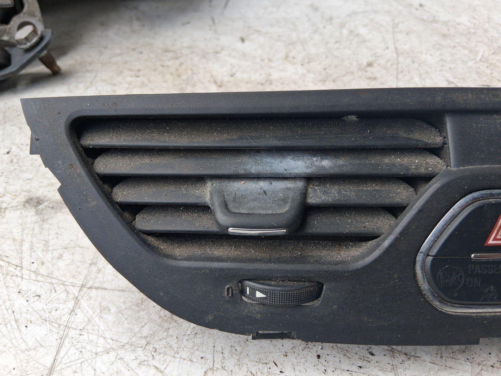 2016 VAUXHALL CORSA E FRONT DASH CENTER BOTH AIR VENT WITH HAZARD SWITCH
