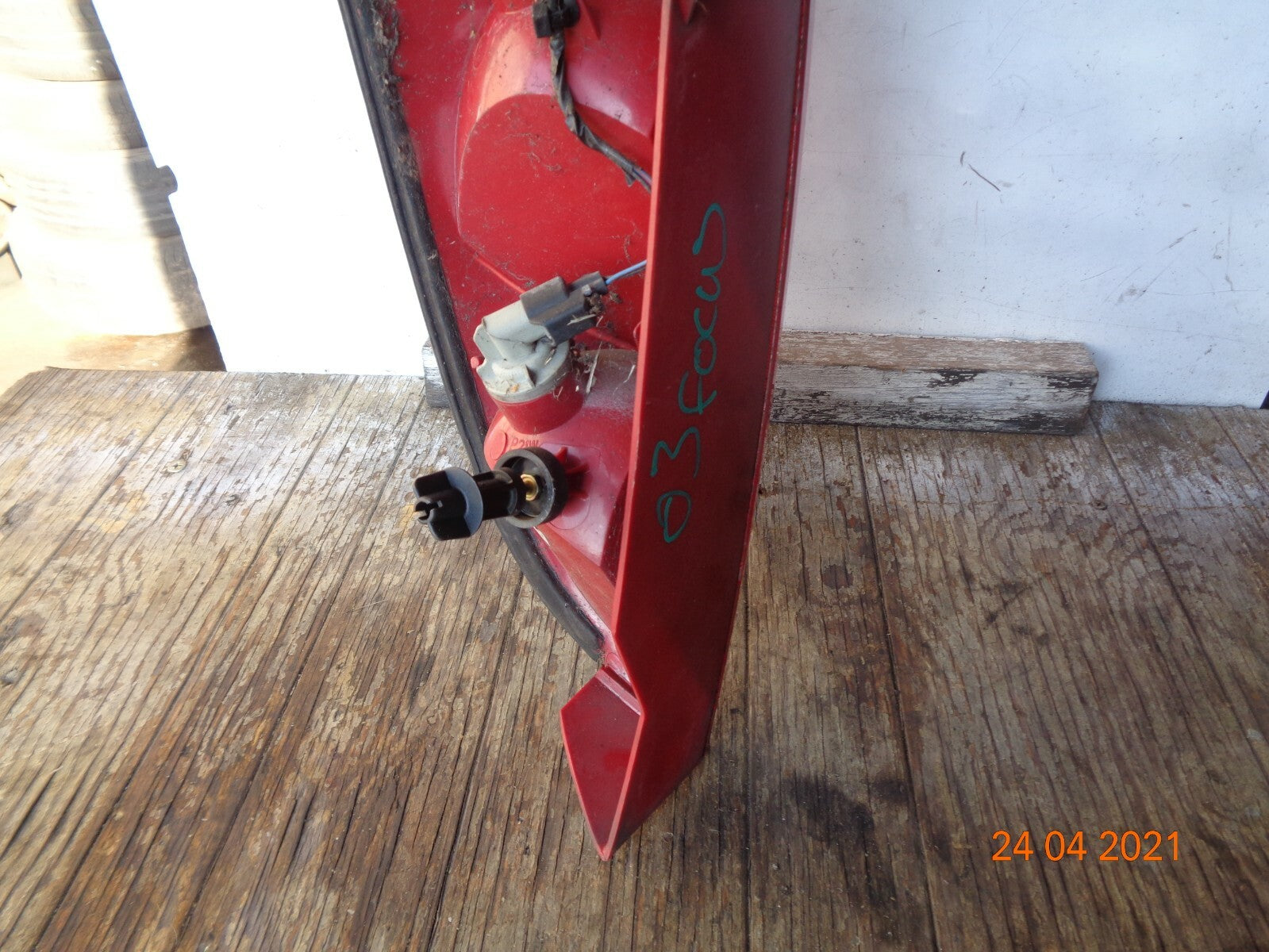 FORD FOCUS MK1 2000 OSR DRIVER SIDE REAR BRAKE TAIL LIGHT CLUSTER