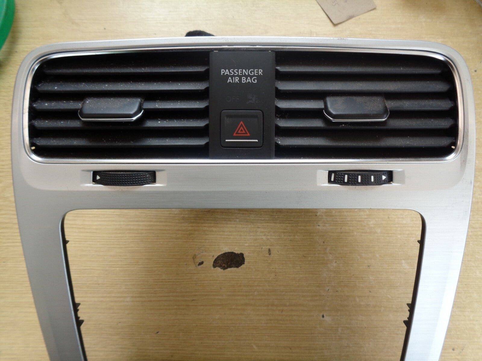 VW VOLKSWAGEN SCIROCCO MK3  R-LINE CENTRE DASHBOARD AIR VENT AND TRIM 1K8819728
