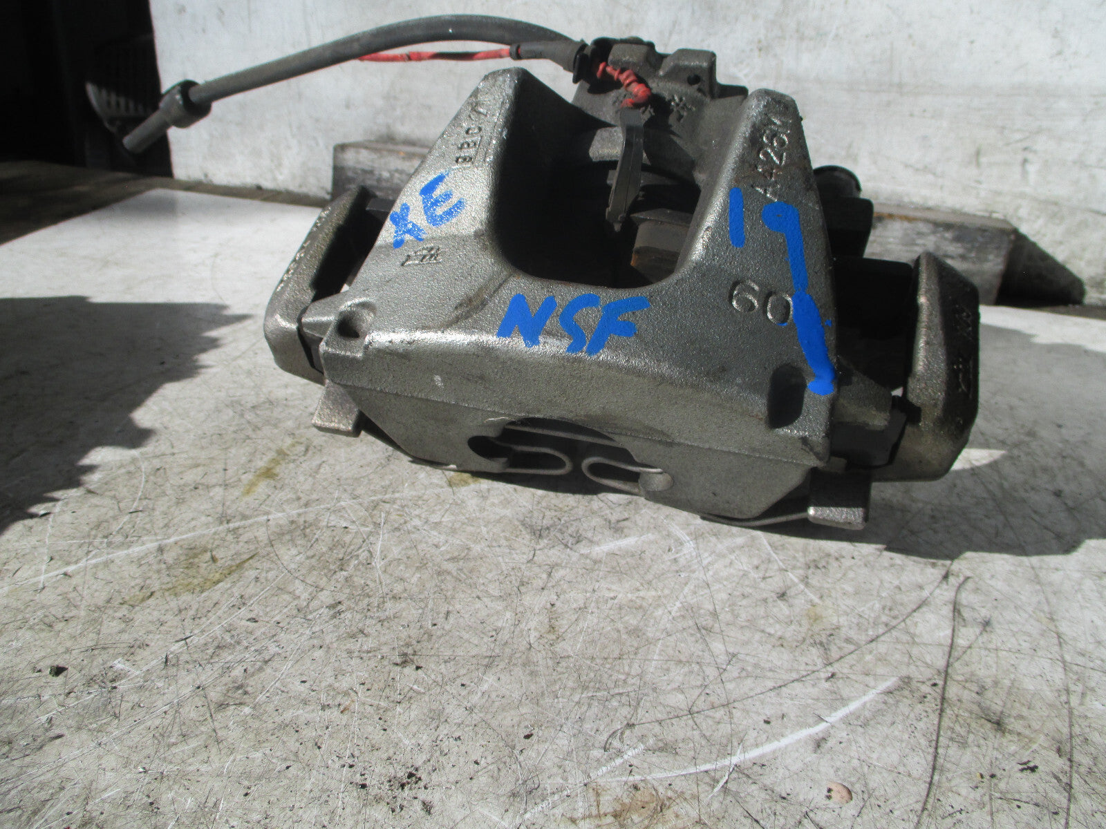 JAGUAR XE 2019 2.0 PETROL NSF PASSENGER SIDE FRONT BRAKE CALIPER