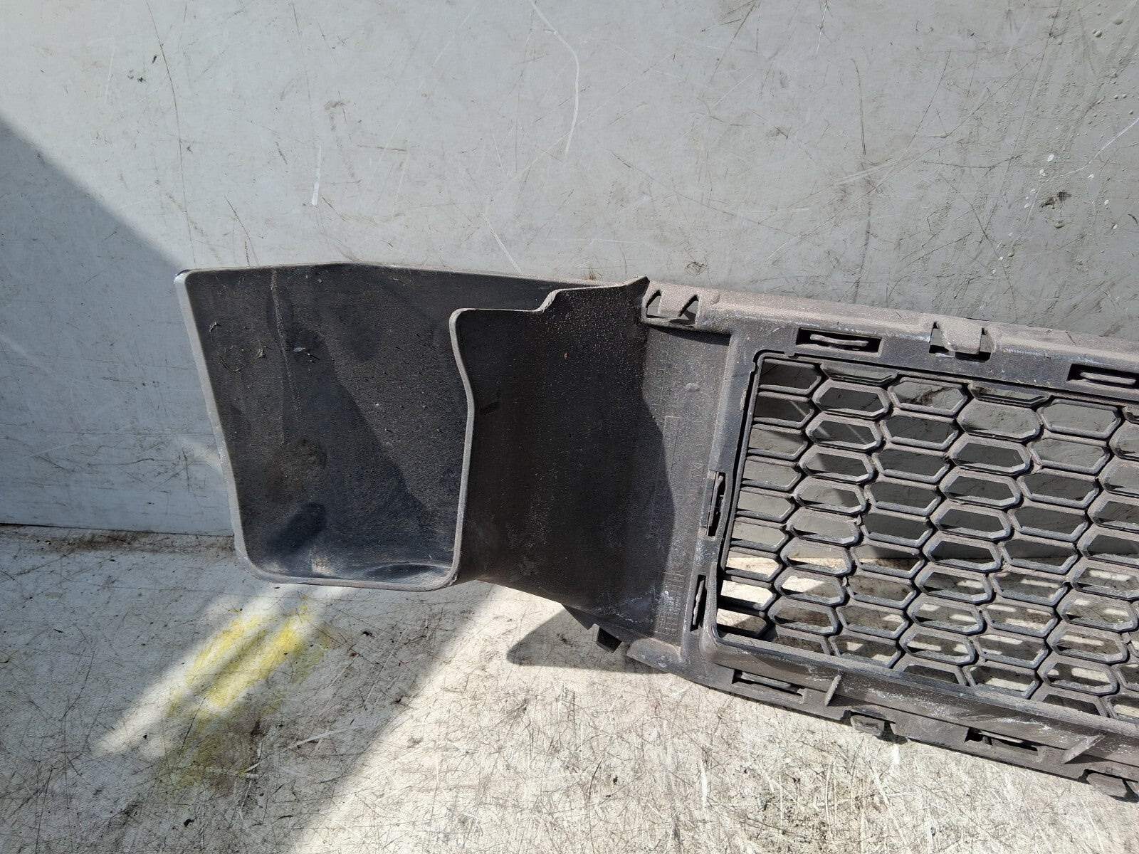 2010 BMW 5 SERIES F10 FRONT LOWER BUMPER GRILLE 8049347