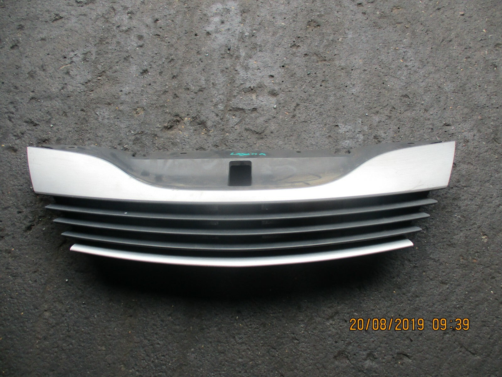 RENAULT LAGUNA MK2 FRONT HOOD GRILLE PANEL SILVER 8200012581