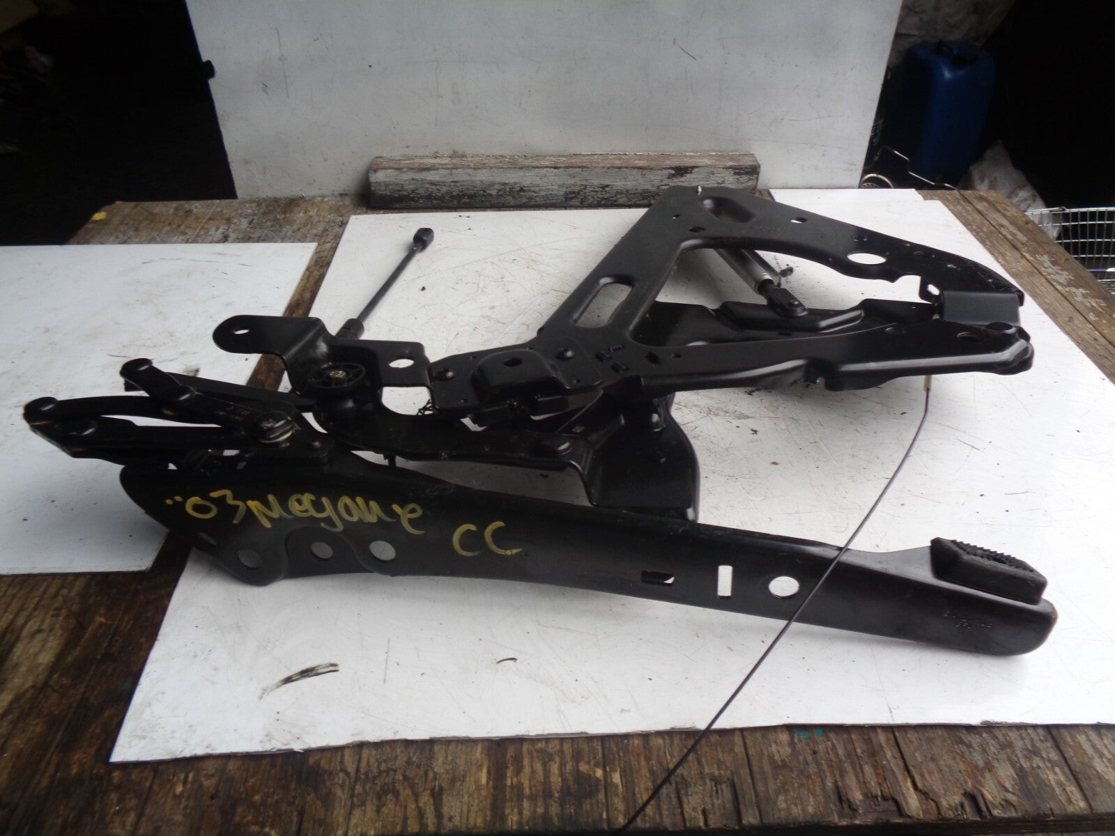 RENAULT MEGANE MK2 CC OFF DRIVER SIDE REAR ROOF HINGE e84827756