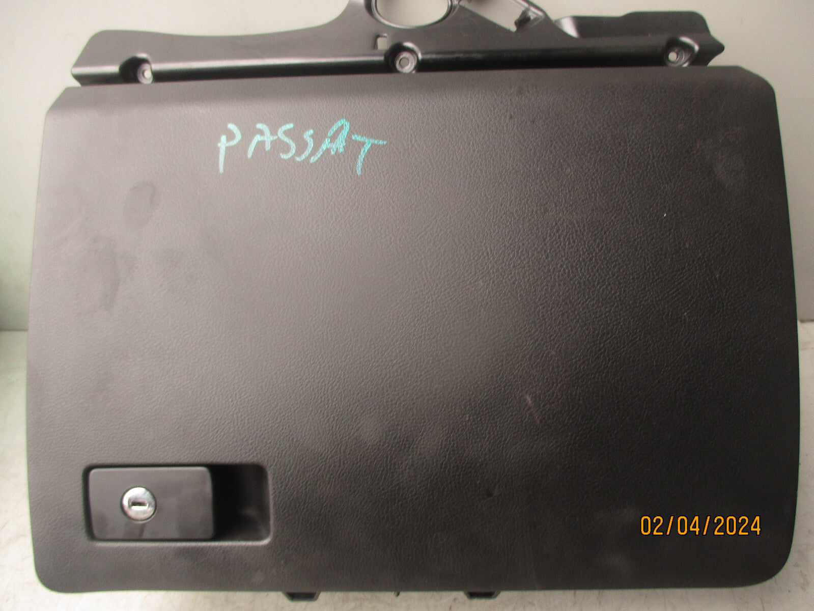 2008 VOLKSWAGEN PASSAT GLOVE BOX STORAGE COMPARTMENT 3C2857114