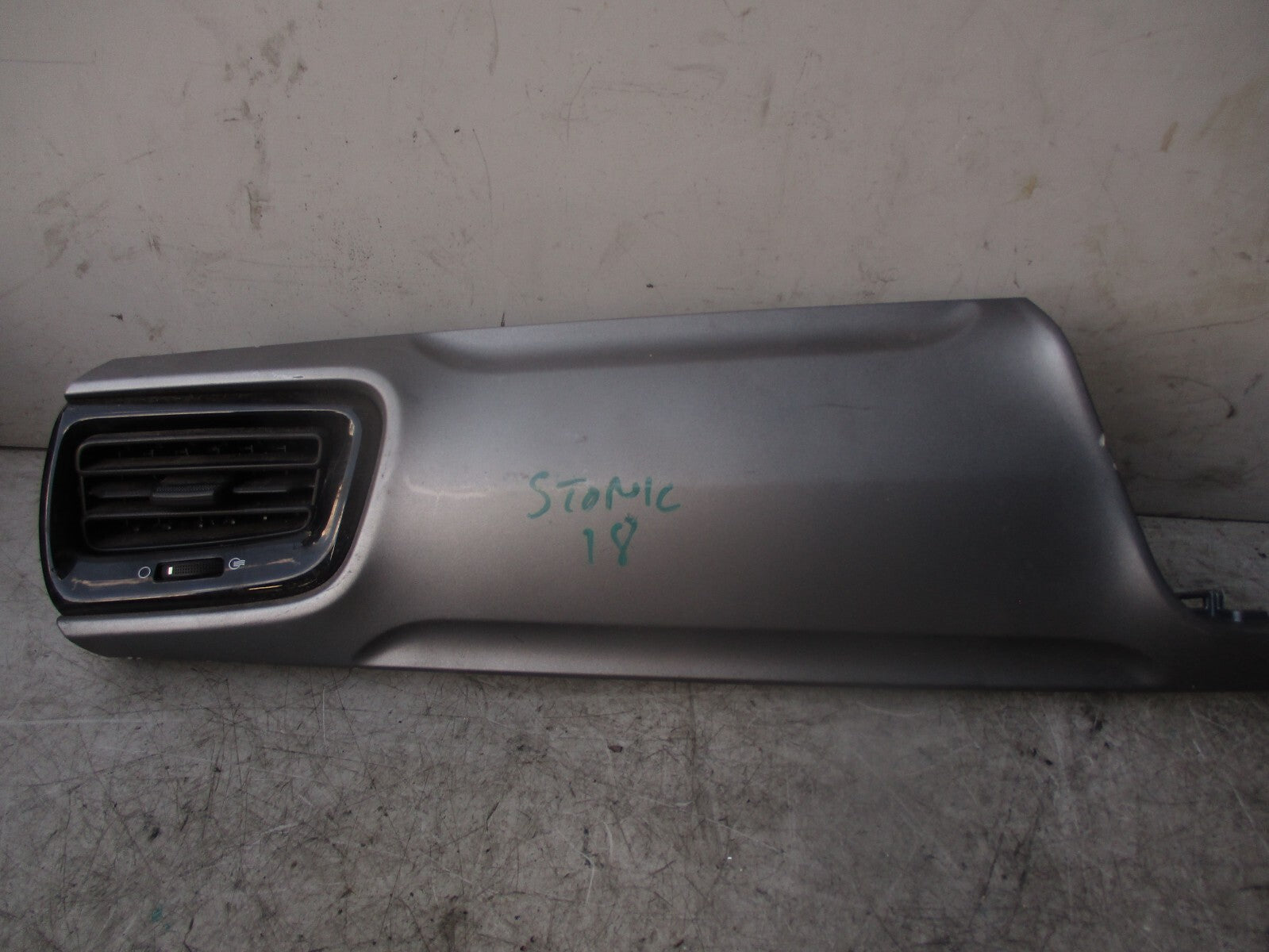 2018 KIA STONIC PASSENGER FRONT AIR VENT & DASHBOARD PANEL COVER TRIM 84721H8RA0