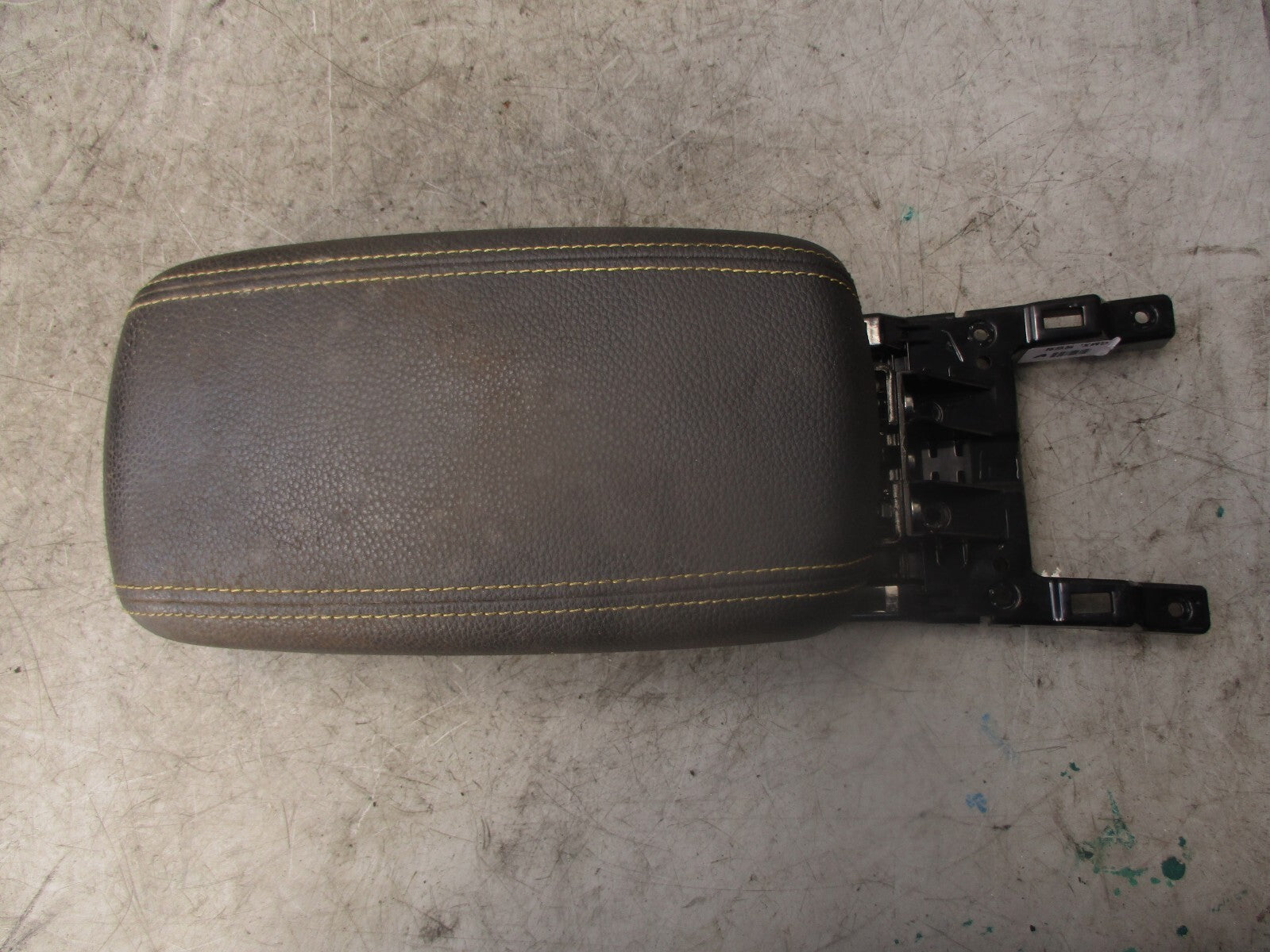 2018 KIA STONIC CENTRE CONSOLE CENTRE SEAT ARMREST YELLOW STITCHING