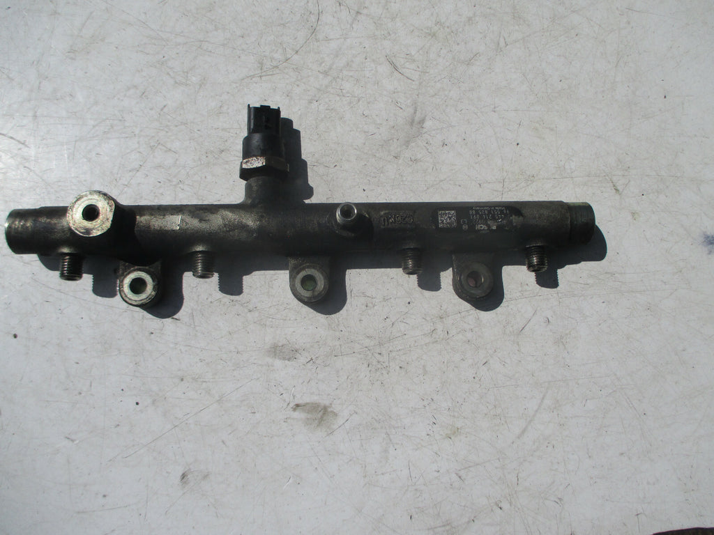 PEUGEOT 206 2003 DIESEL FUEL INJECTOR RAIL WITH SENSOR INJECTORS 9655182580