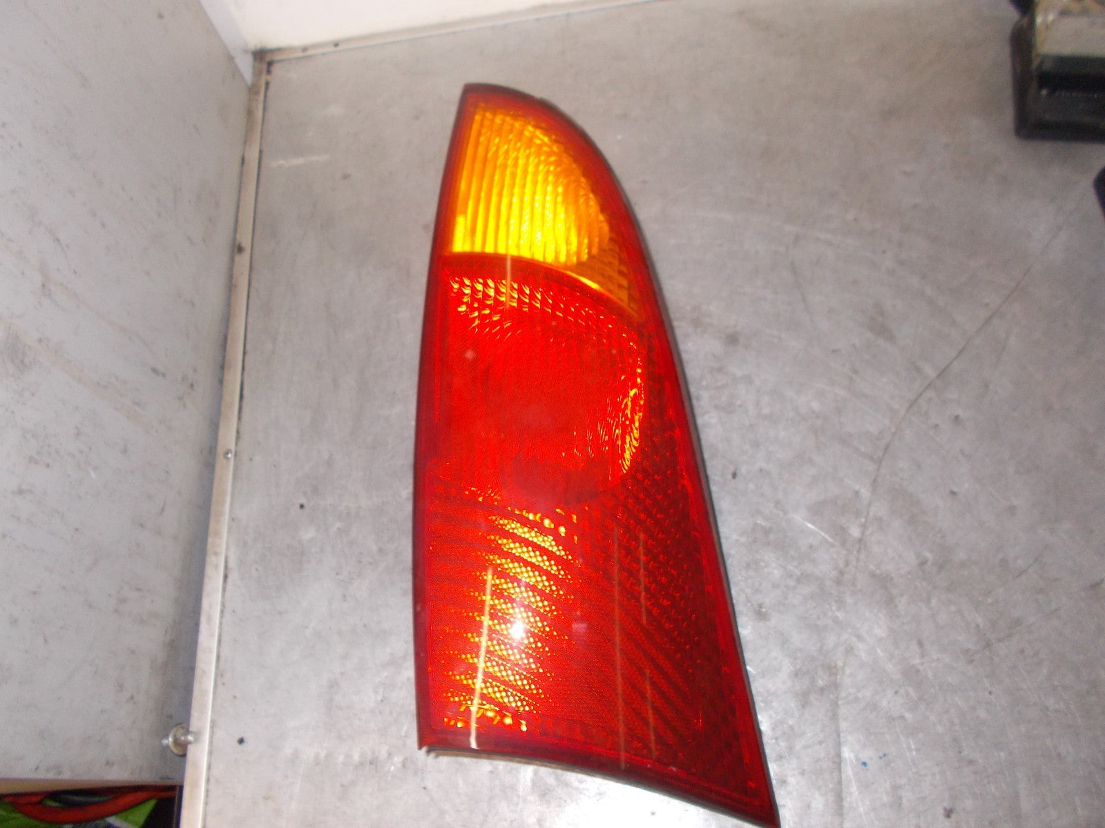 FORD FOCUS 2001 MK1 NSR PASSENGER SIDE REAR LIGHT TAIL LIGHT 1M5113405AC