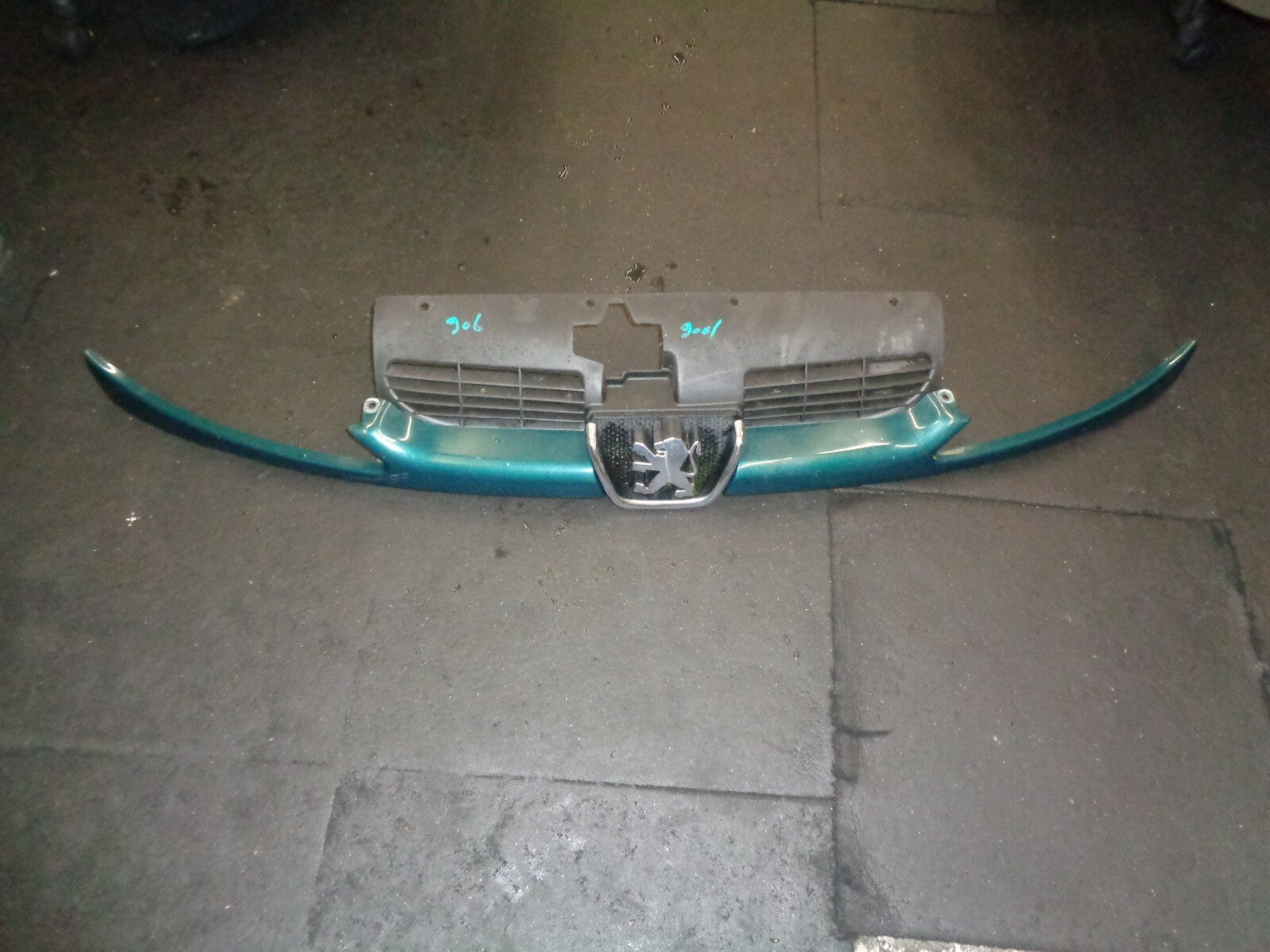 PEUGEOT 206 2001 FRONT UPPER BUMPER GRILL & BADGE EMBLEM LIGHT BLUE 9628691277