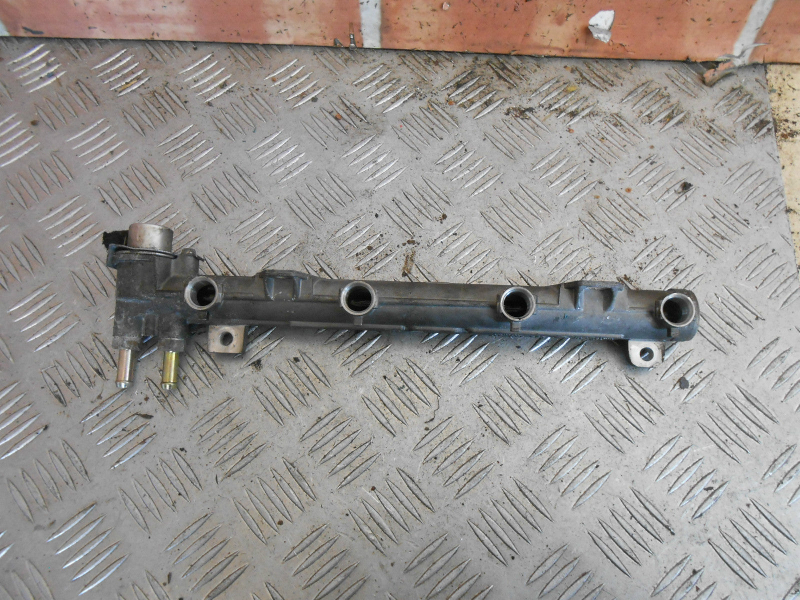 VOLKSWAGEN VW GOLF MK4 2000 1.4 16V PETROL INJECTOR RAIL 036133319B