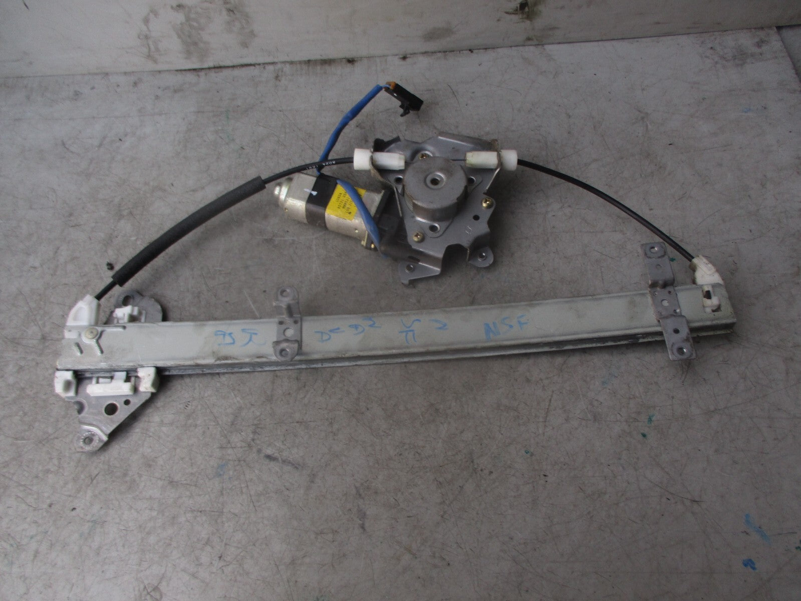 2002 NISSAN NAVARA D22 NSF PASSENGER FRONT WINDOW MOTOR & REGULATOR 807312S410