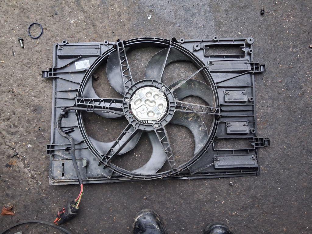 2013 VW VOLKSWAGEN GOLF MK7 RADIATOR COOLING FAN 5Q0121205