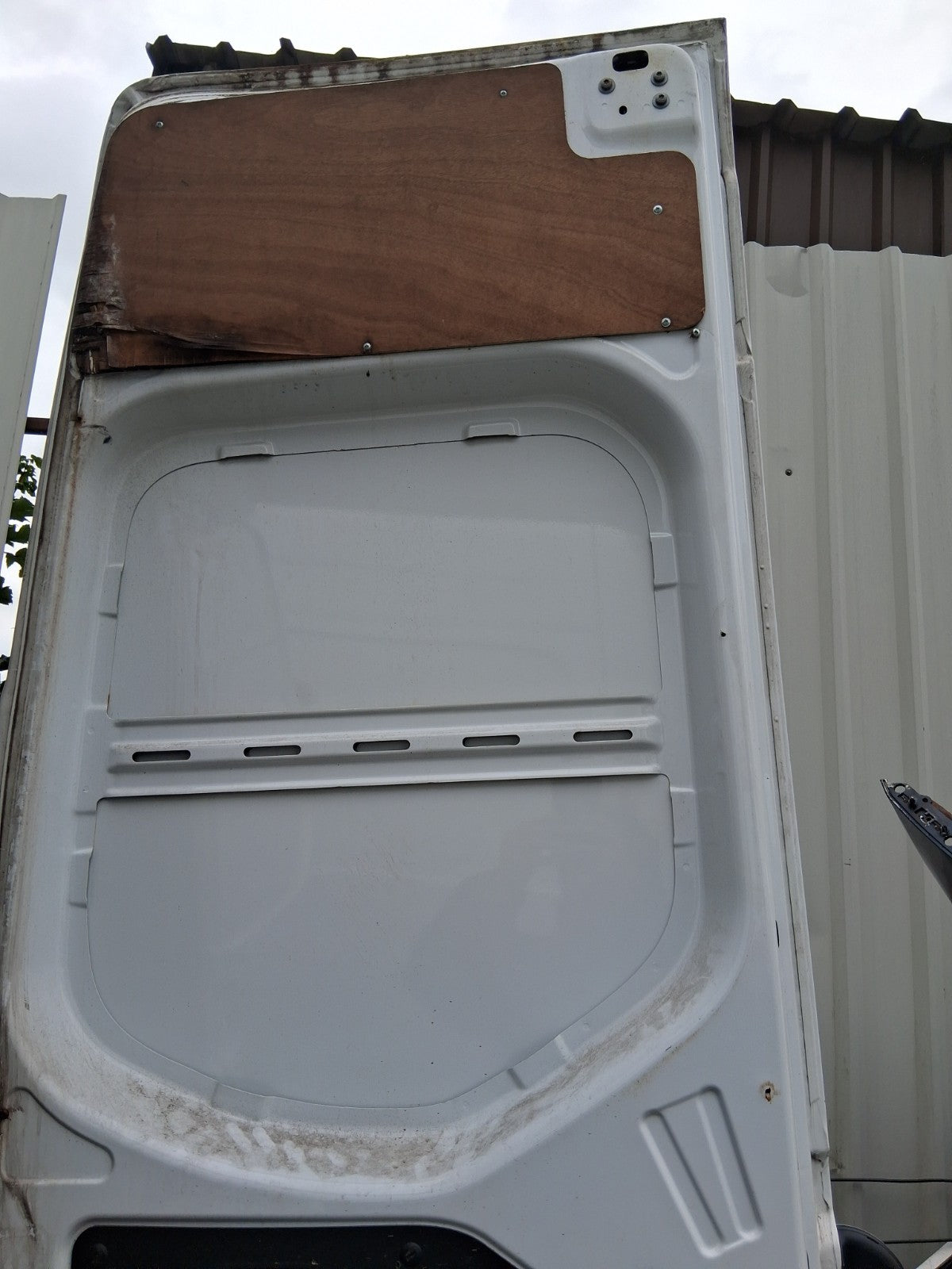 2018 MERCEDES BENZ SPRINTER W907 OSR DRIVER SIDE COMPLETE REAR RIGHT DOOR WHITE