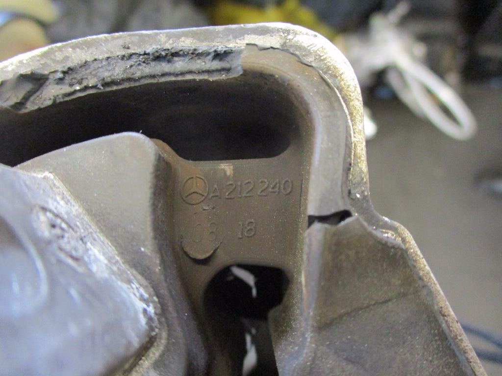 MERCEDES C CLASS S204 2013 C220 CDI 2.1 LOWER GEARBOX ENGINE MOUNT A2122400818