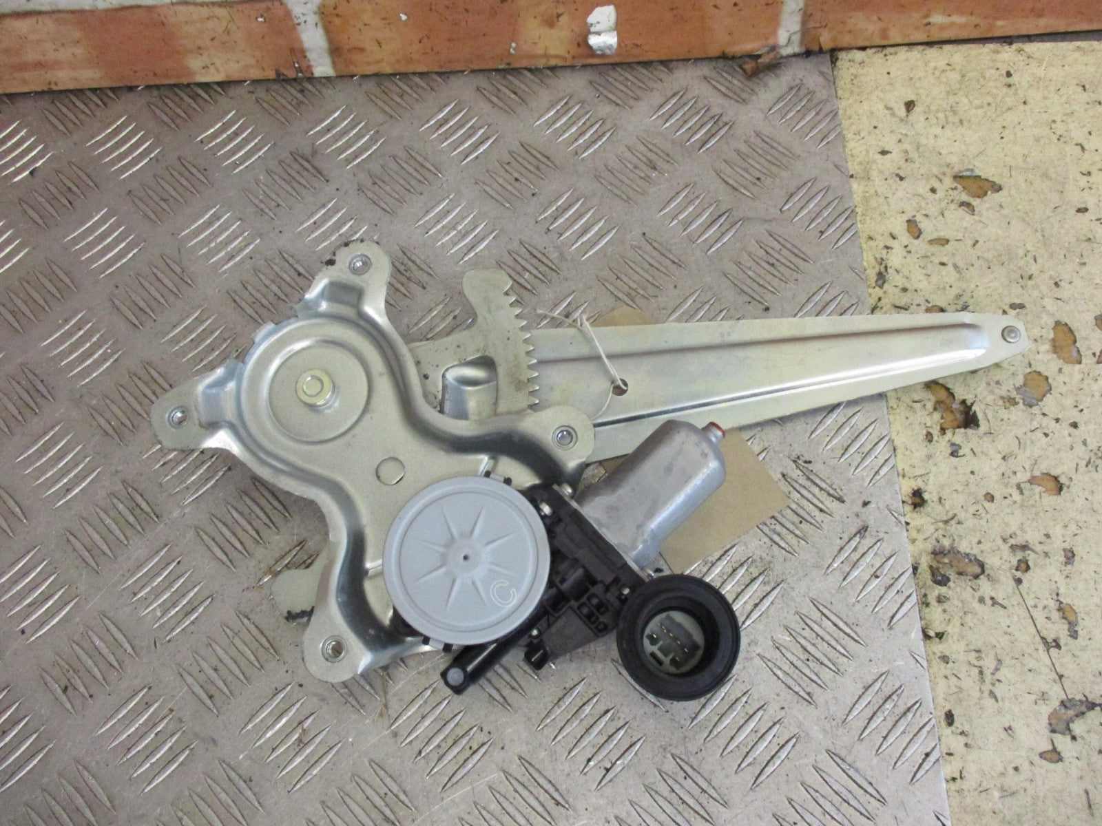 TOYOTA URBAN CRUISER 2011 OSR DRIVER REAR WINDOW REGULATOR MOTOR 85720-35140