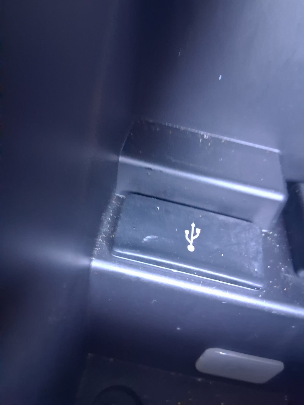 2018 MITSUBISHI OUTLANDER MK3 UNDER ARMREST USB PORT