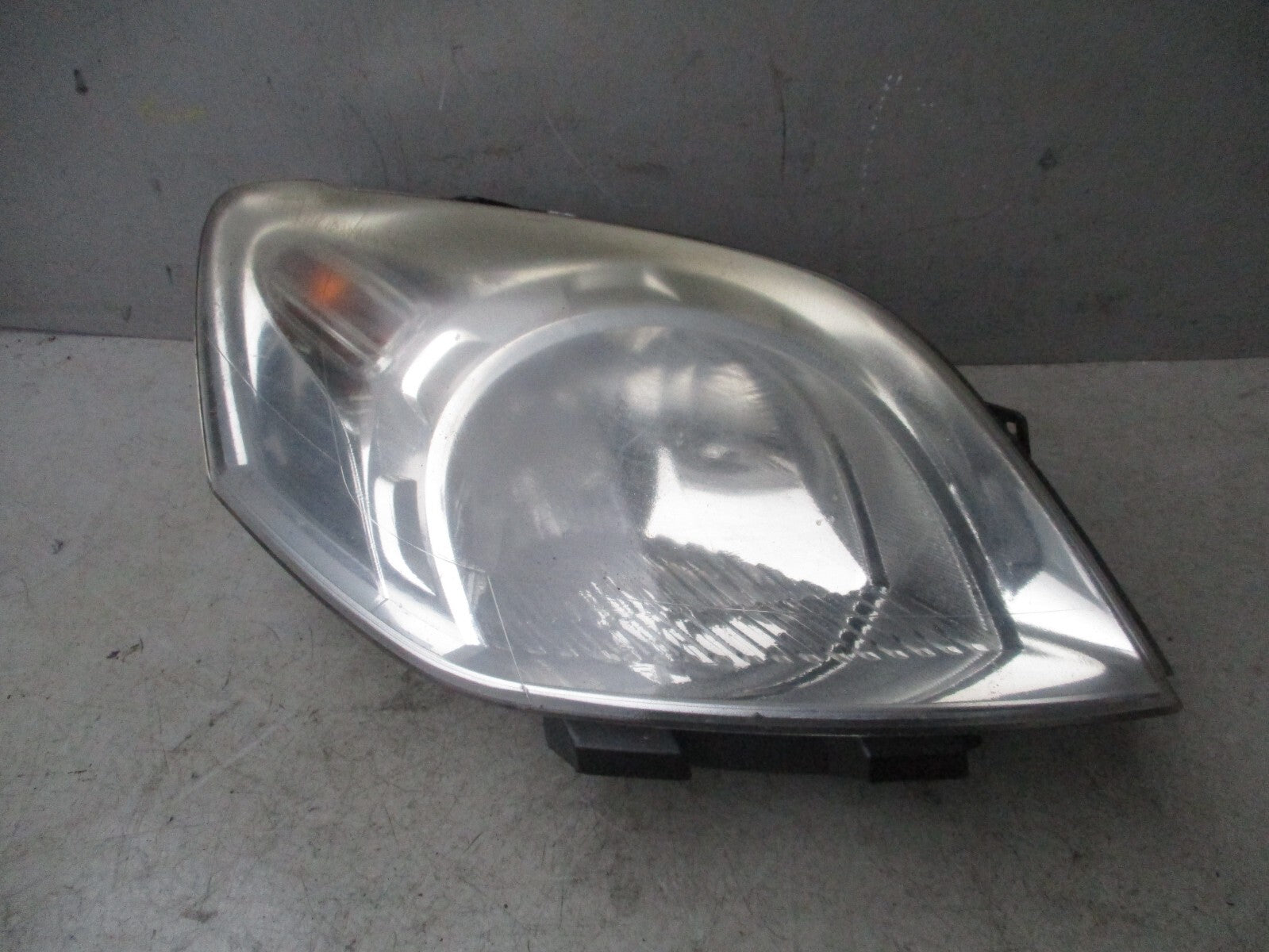 2015 PEUGEOT BIPPER OSF DRIVER SIDE FRONT HEADLIGHT 1356686080 TABS BROKEN