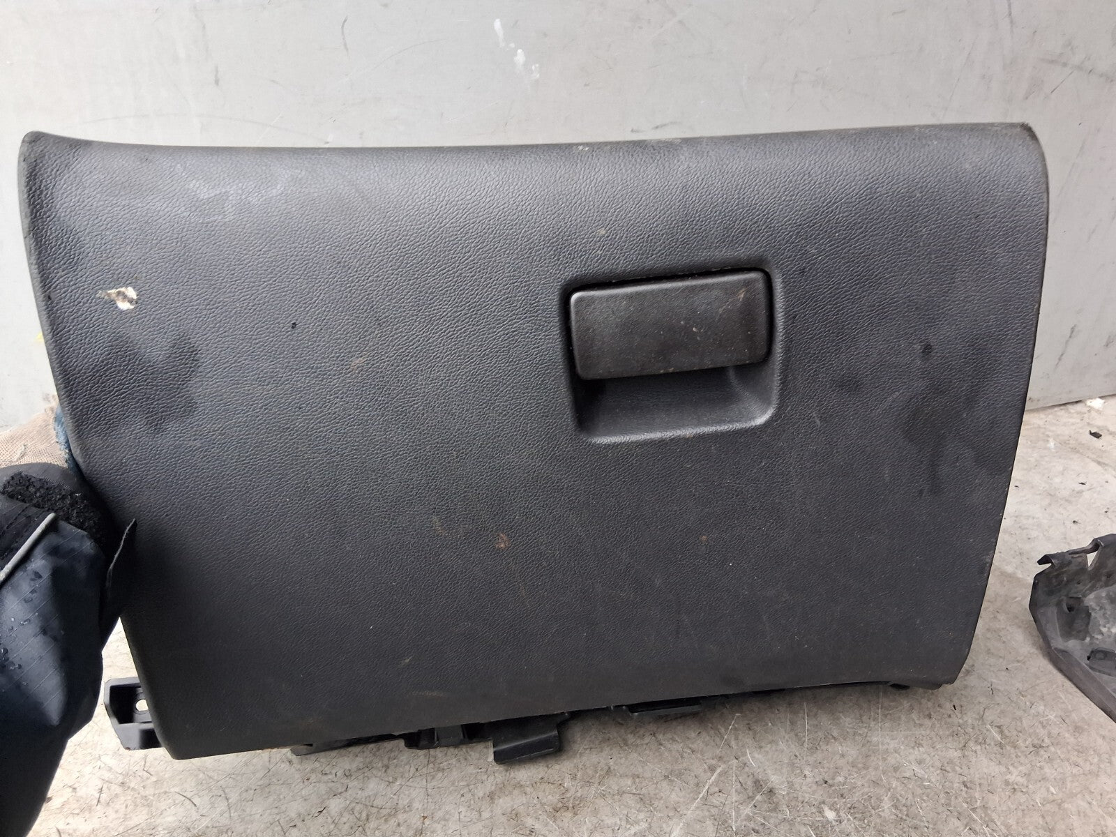 2015 VAUXHALL ASTRA J DASHBOARD GLOVE BOX FRONT STORAGE COMPARTMENT