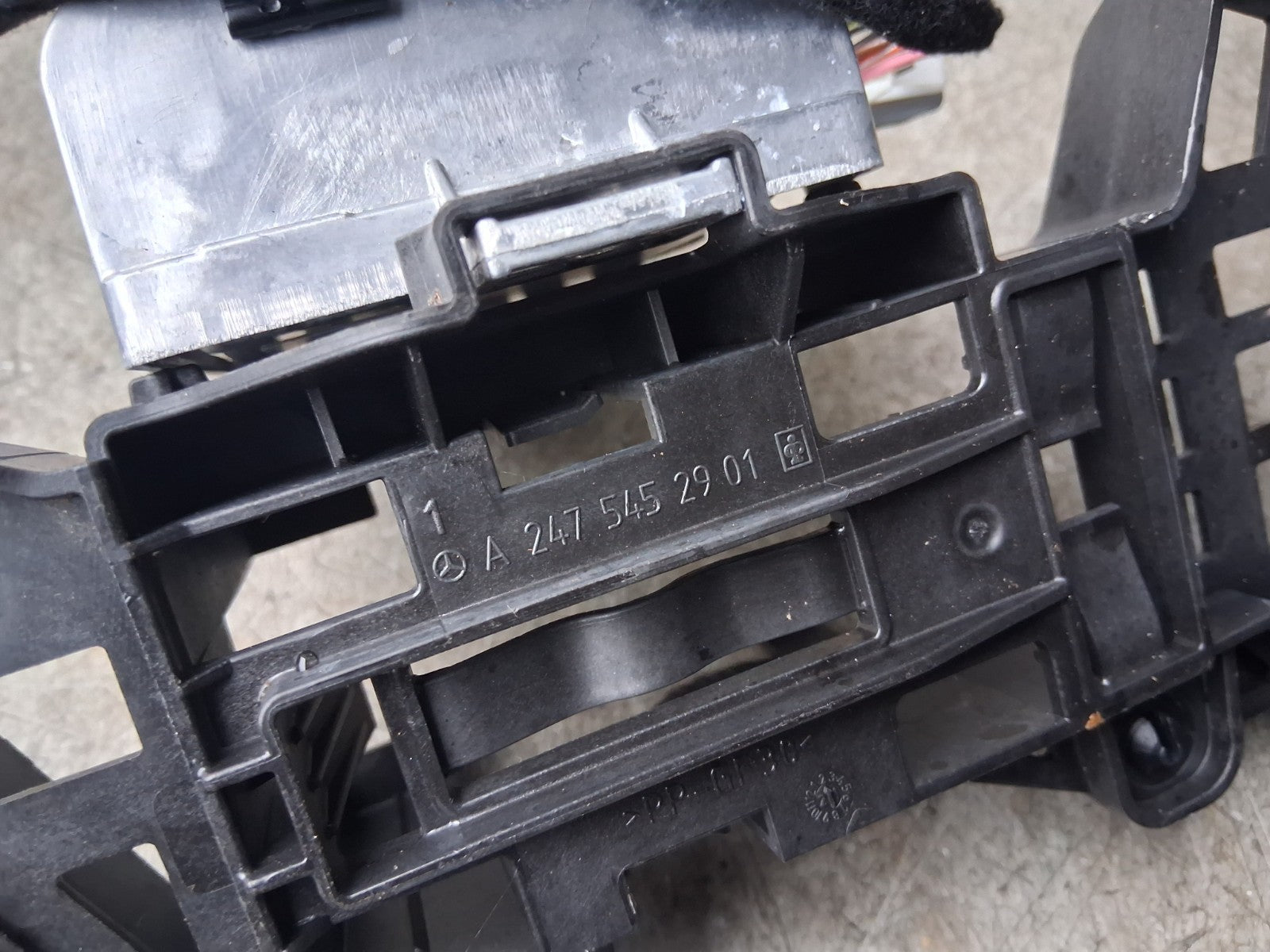 2021 MERCEDES A CLASS V177 UNDER BODY BRACKET WITH MODULE A2475452901