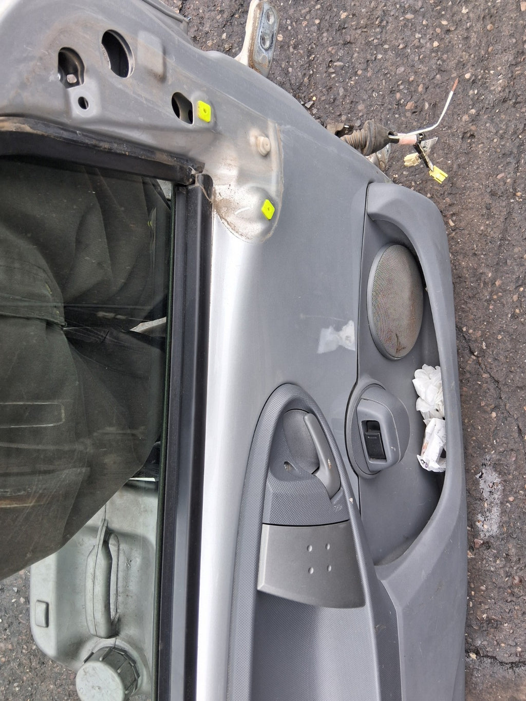 2008 TOYOTA AYGO MK1 3 DOOR NSF PASSENGER SIDE FRONT LEFT COMPLETE DOOR SILVER