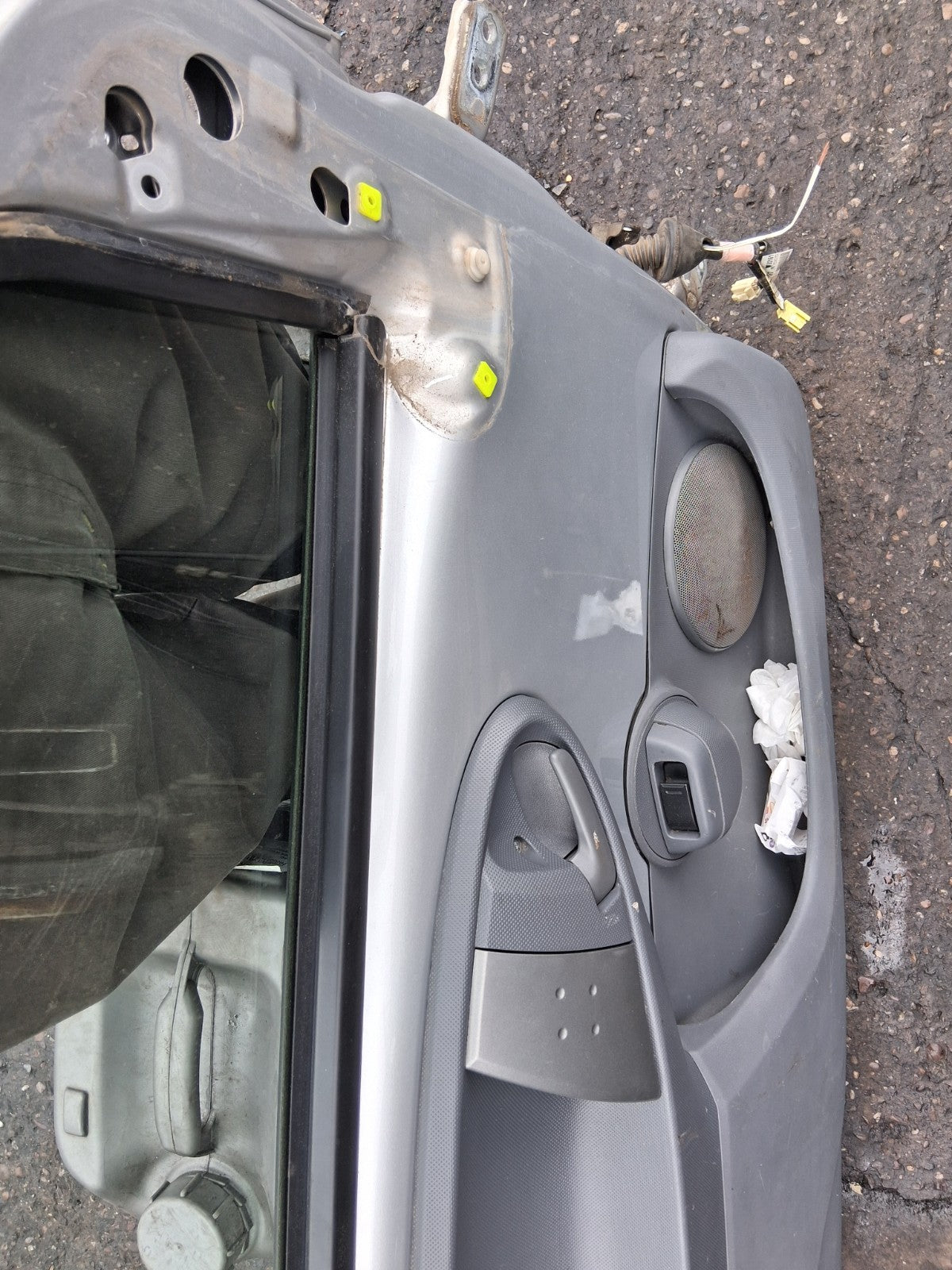 2008 TOYOTA AYGO MK1 3 DOOR NSF PASSENGER SIDE FRONT LEFT COMPLETE DOOR SILVER