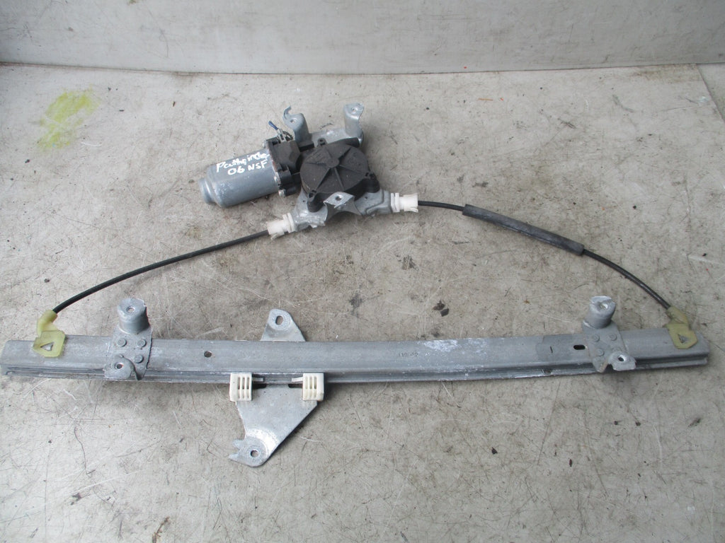 NISSAN PATHFINDER D40 2006 NSF PASSENGER SIDE FRONT WINDOW REGULATOR MOTOR 40084
