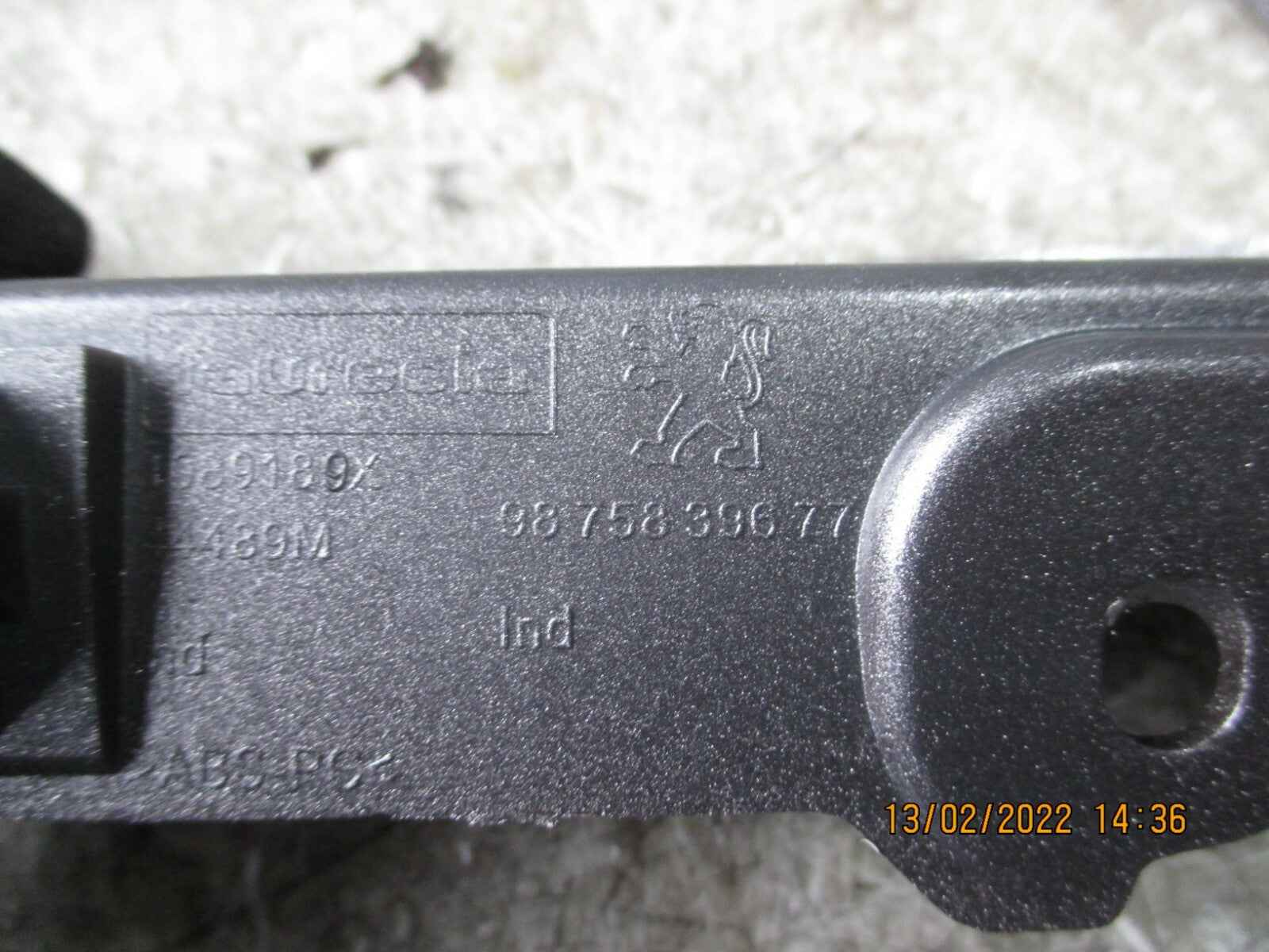 PEUGEOT 2008 2014 MK1 CENTRE DASHBOARD TRIM SURROUND WITH AIR VENTS 9875839677