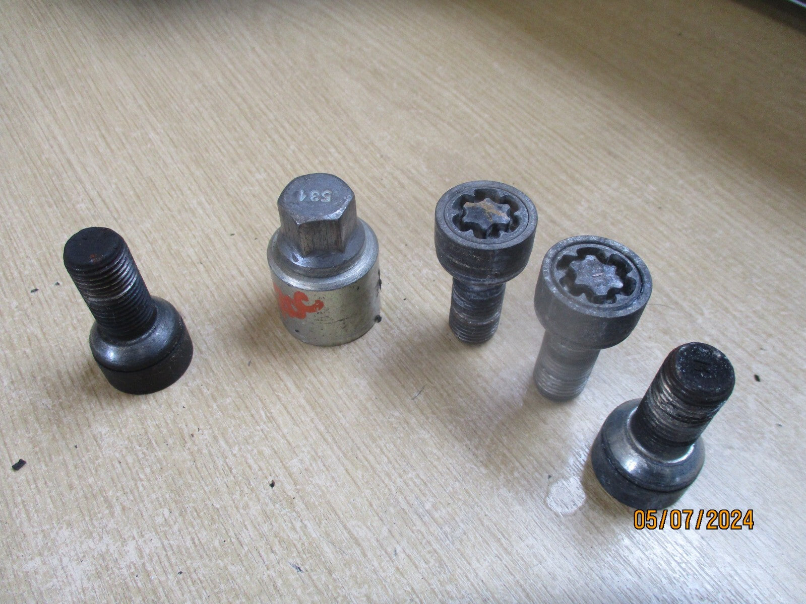 VW VOLKSWAGEN T ROC 2021 WHEEL LOCKING NUTS & KEY