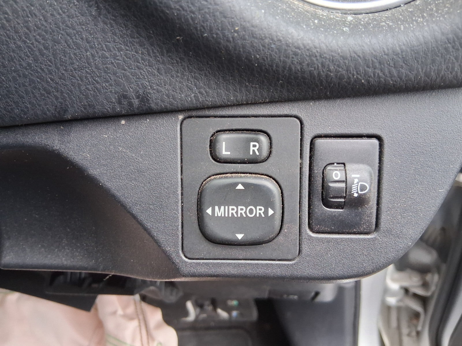 TOYOTA YARIS MK3 2019 WING MIRROR CONTROL SWITCHES
