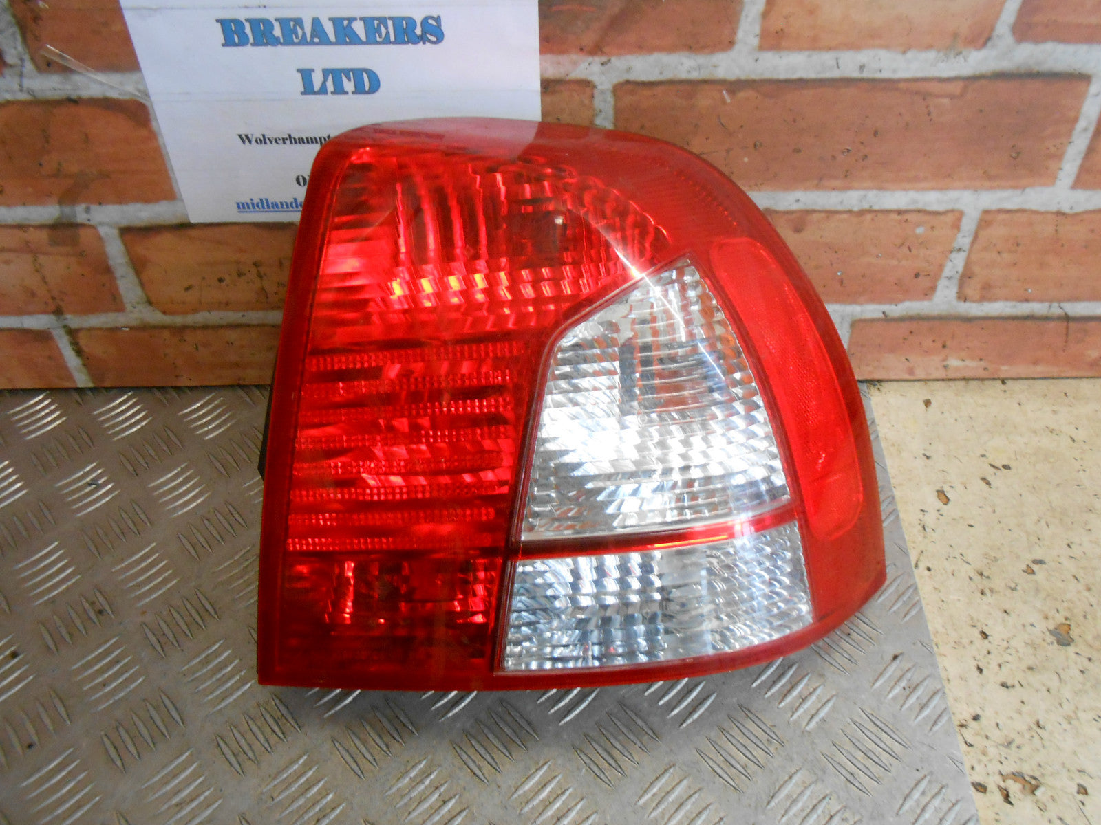 KIA SHUMA MK1 2002 OSR DRIVER SIDE REAR BRAKE TAIL LIGHT CLUSTER UNIT