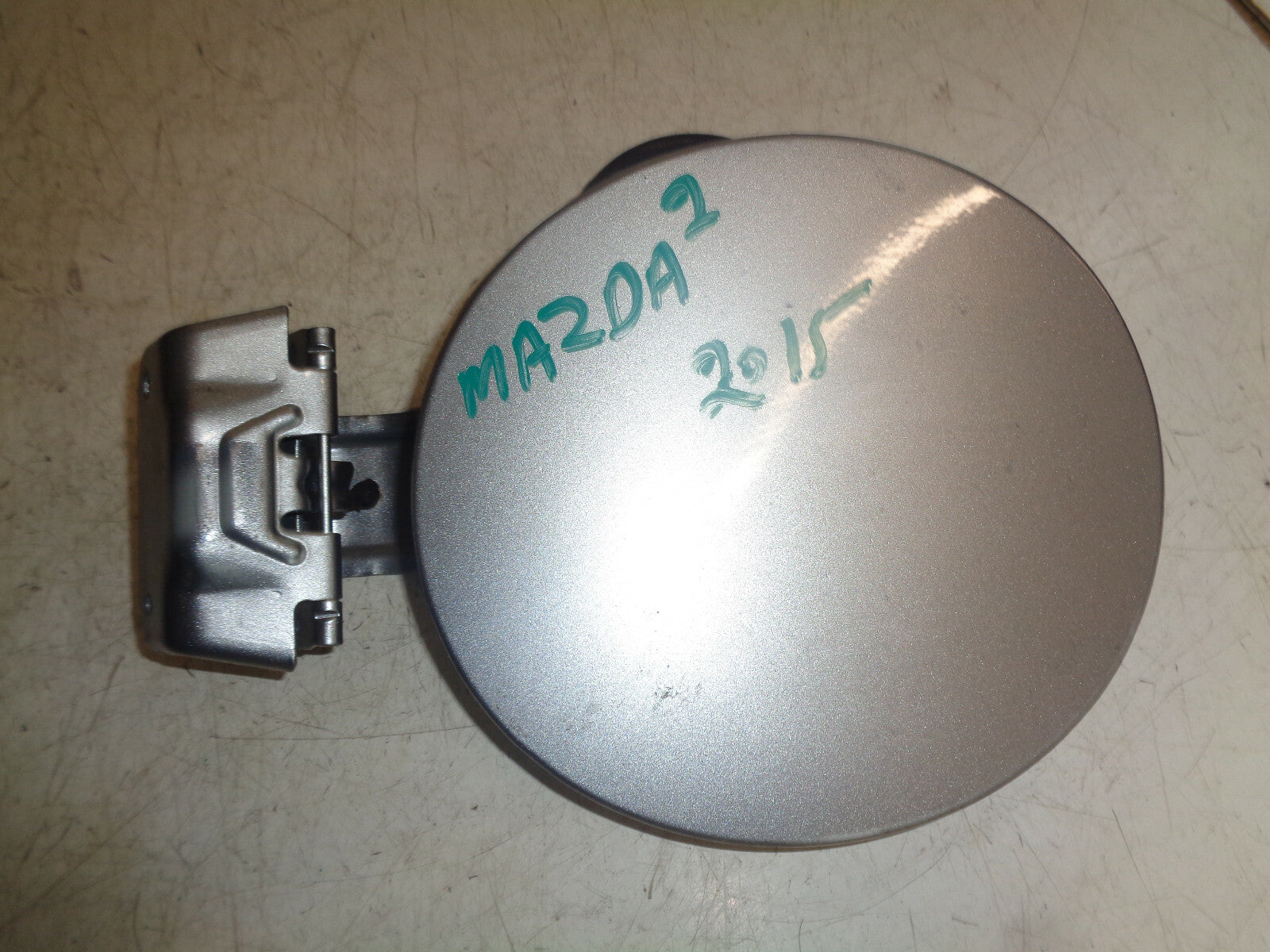 MAZDA 2 DJ MK3 2015 FUEL FILLER FLAP CAP COVER SILVER