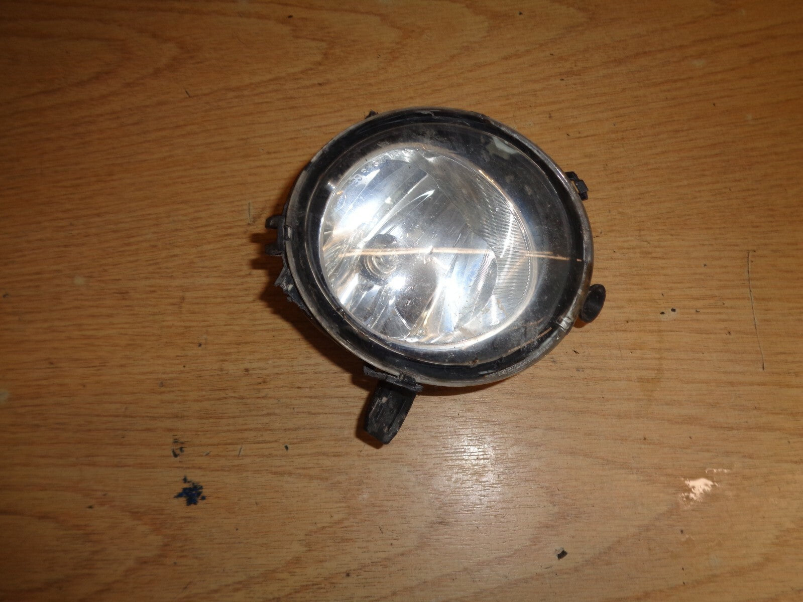 BMW 3 SERIES RIGHT DRIVER SIDE FRONT FOG LIGHT 7200100001 DAMAGED