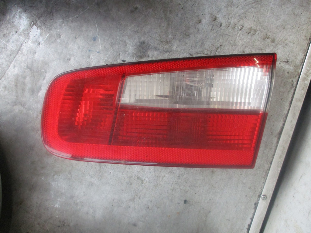 RENAULT LAGUNA MK2 OSR DRIVER SIDE INNER  REAR LIGHT TAIL LIGHT 8200002476