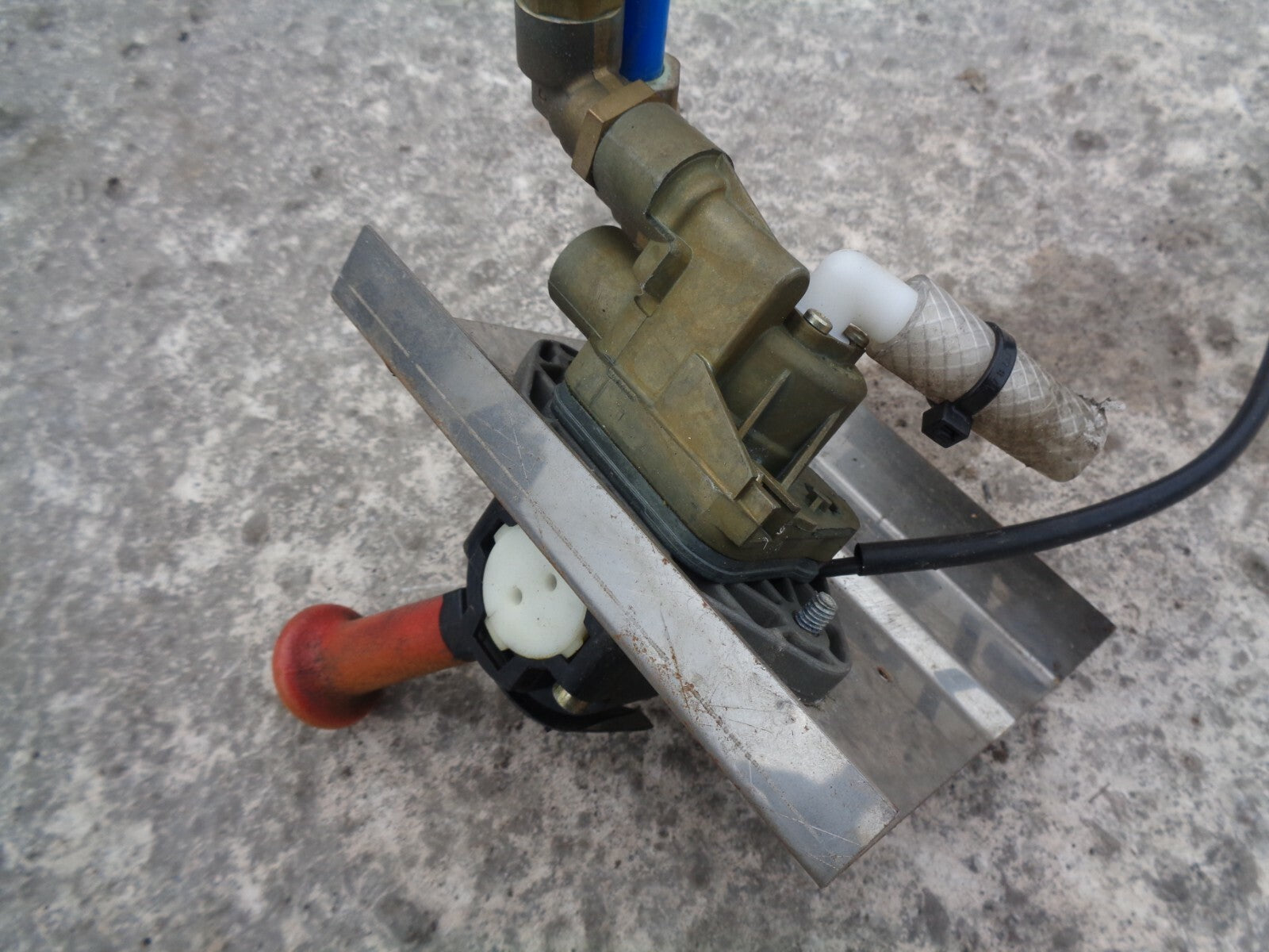 OPTARE ALERO PARTY BUS 2003 RHD HAND LEVER PUMP MECHANISM PART