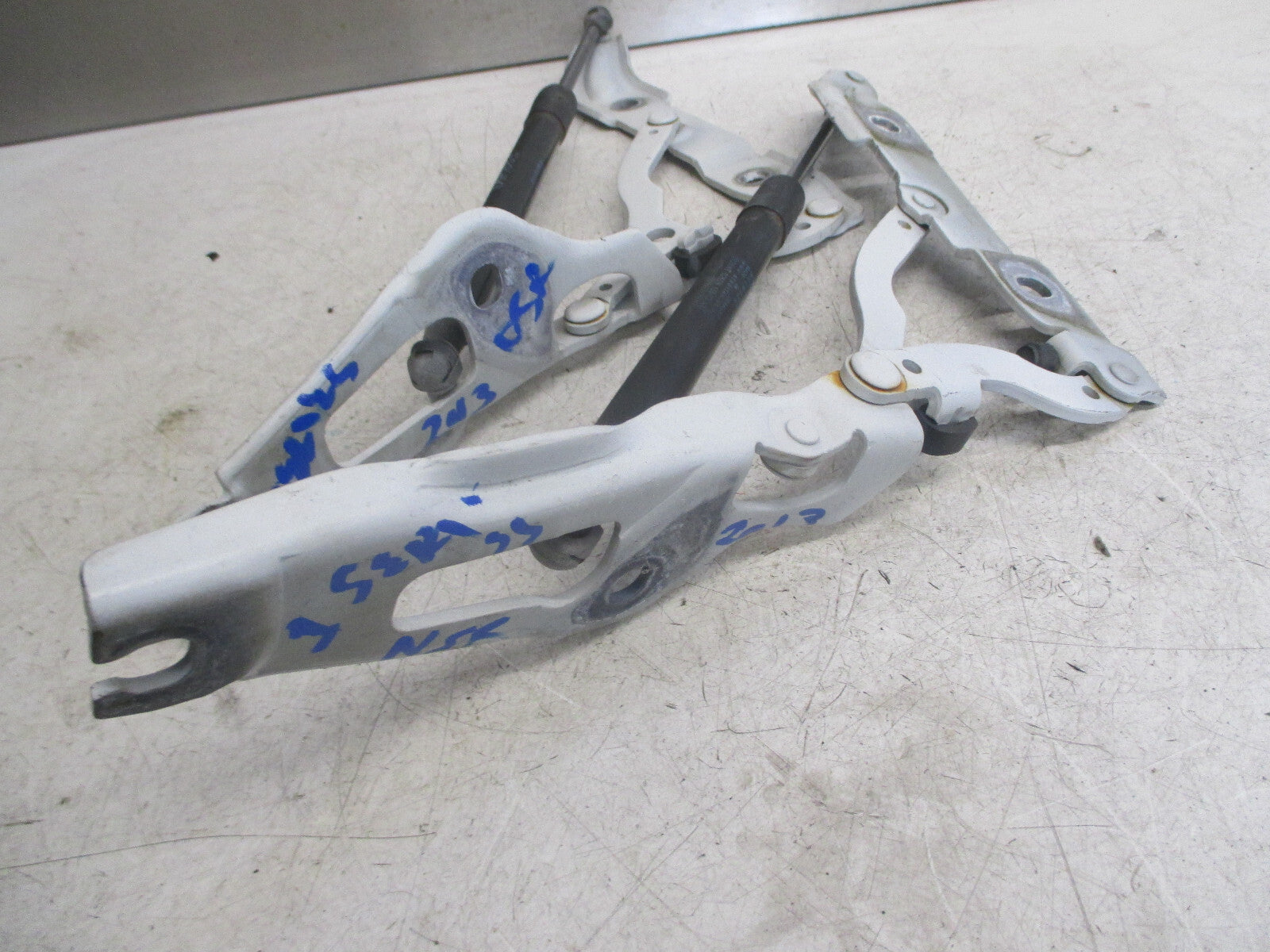 BMW 1 SERIES E87 2013 REAR TAILGATE BOOTLID BOOT HINGES 7166751 7166752