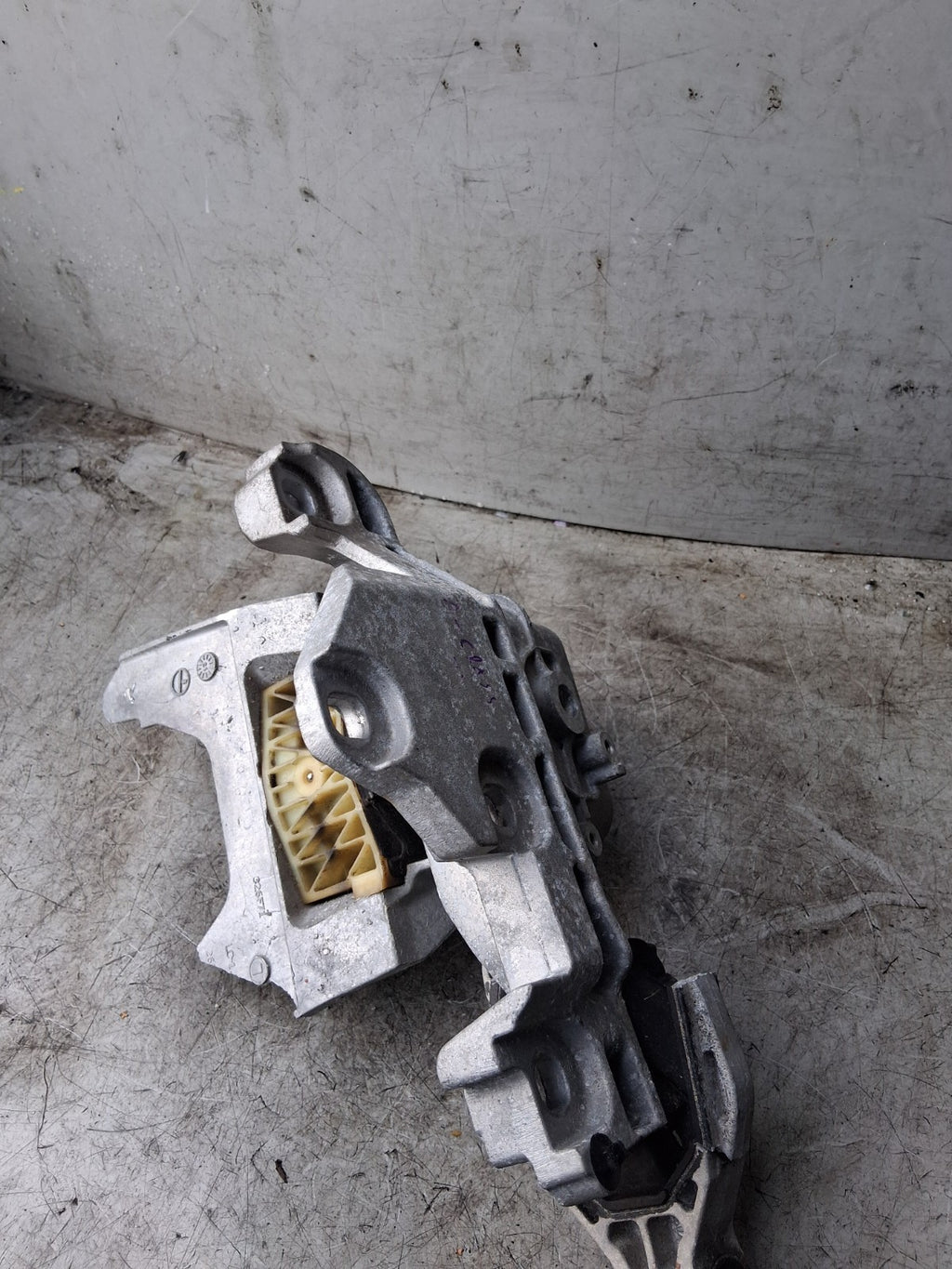 2021 MERCEDES A CLASS ENGINE MOUNT A2472401800