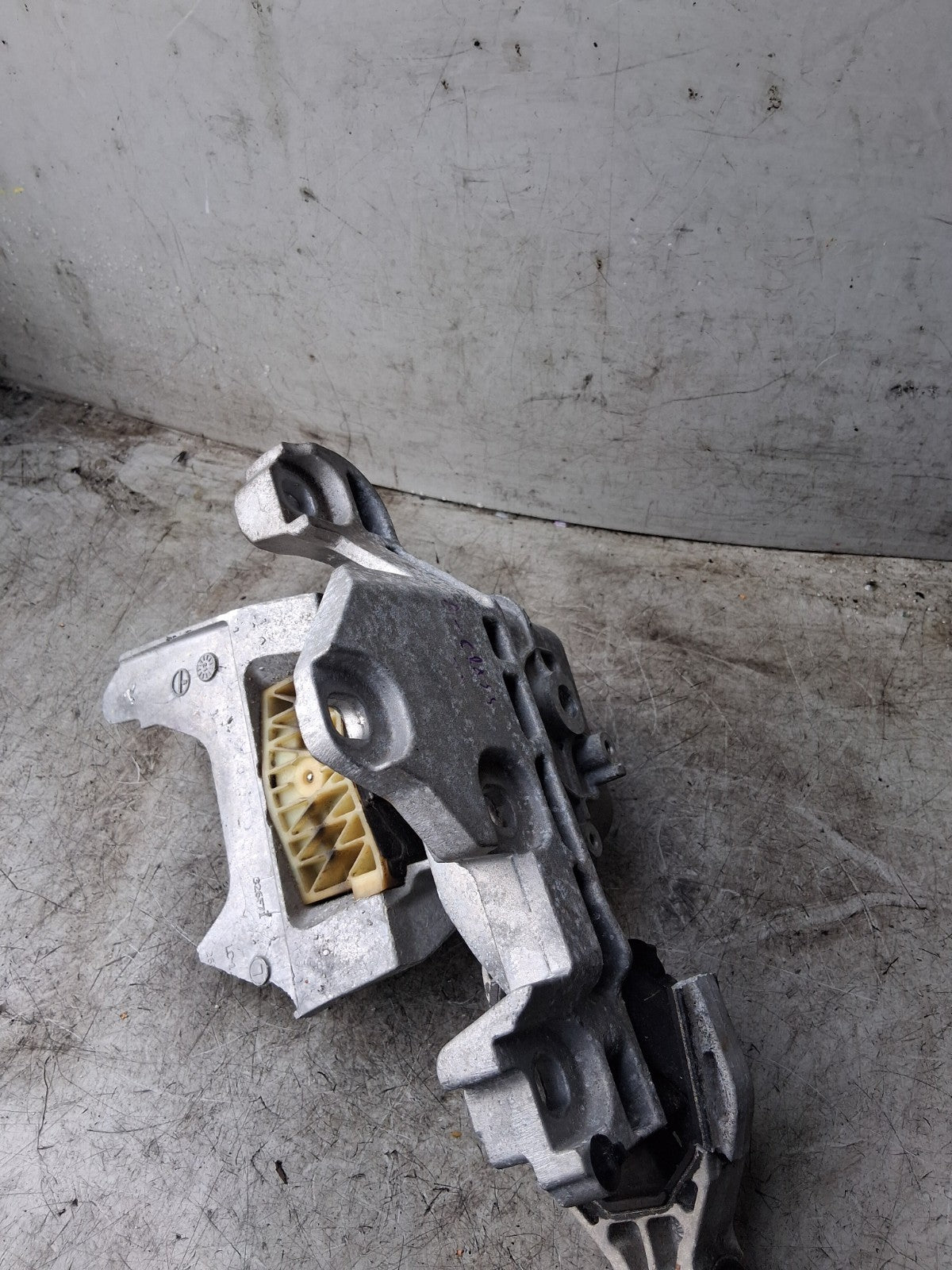 2021 MERCEDES A CLASS ENGINE MOUNT A2472401800