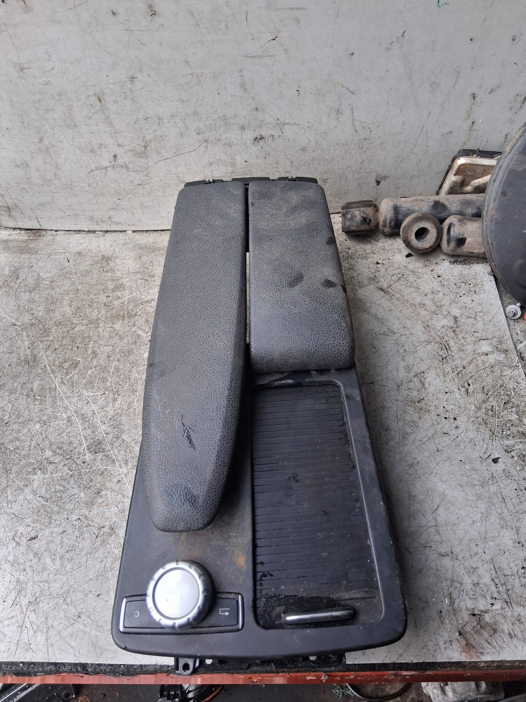 2015 MERCEDES-BENZ C-CLASS W204 CENTRE CONSOLE WITH ARM REST  A2046801339