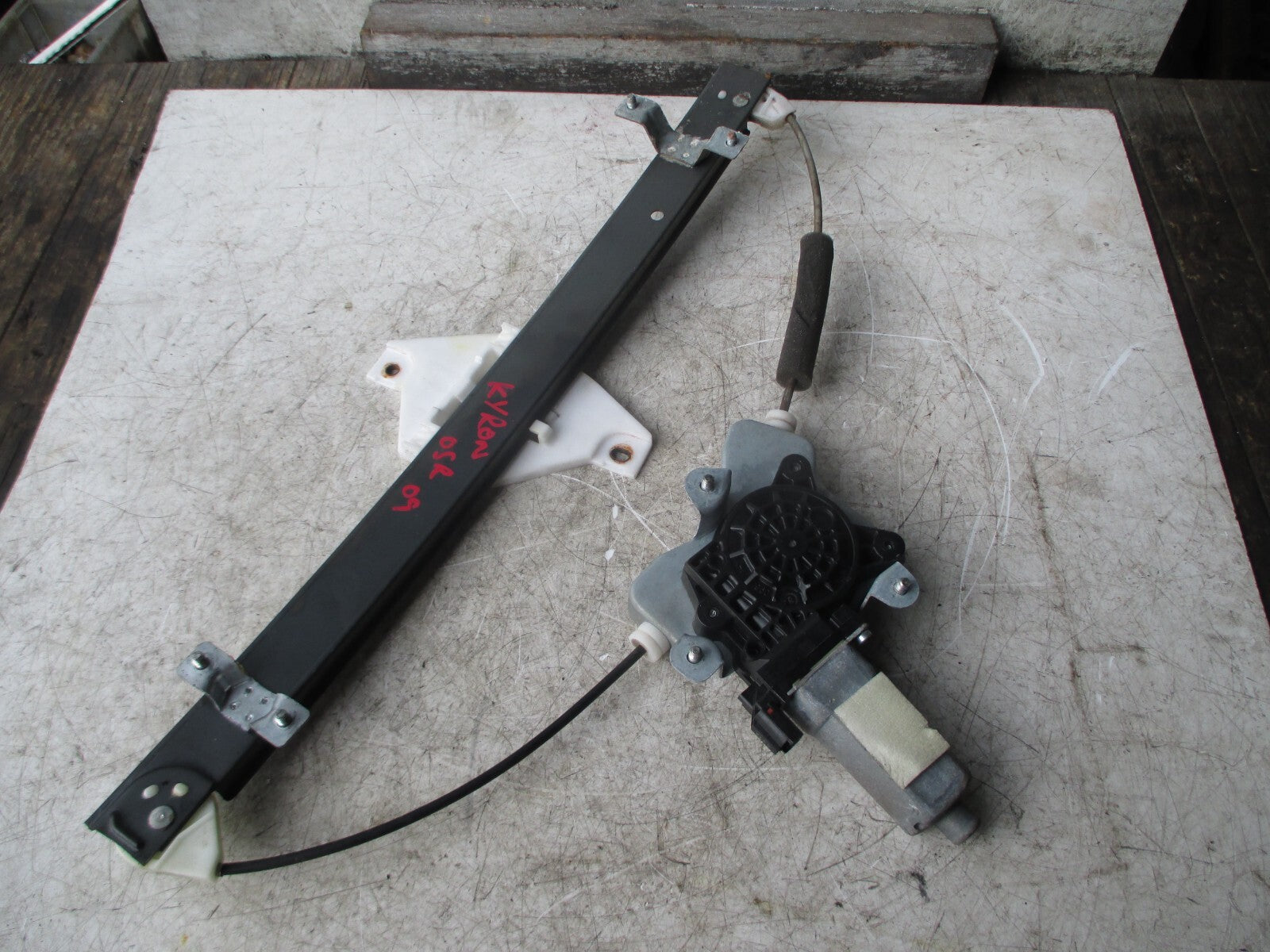 SSANGYONG KYRON 2009 2.0 DIESEL OSR DRIVER SIDE WINDOW MOTOR REGULATOR